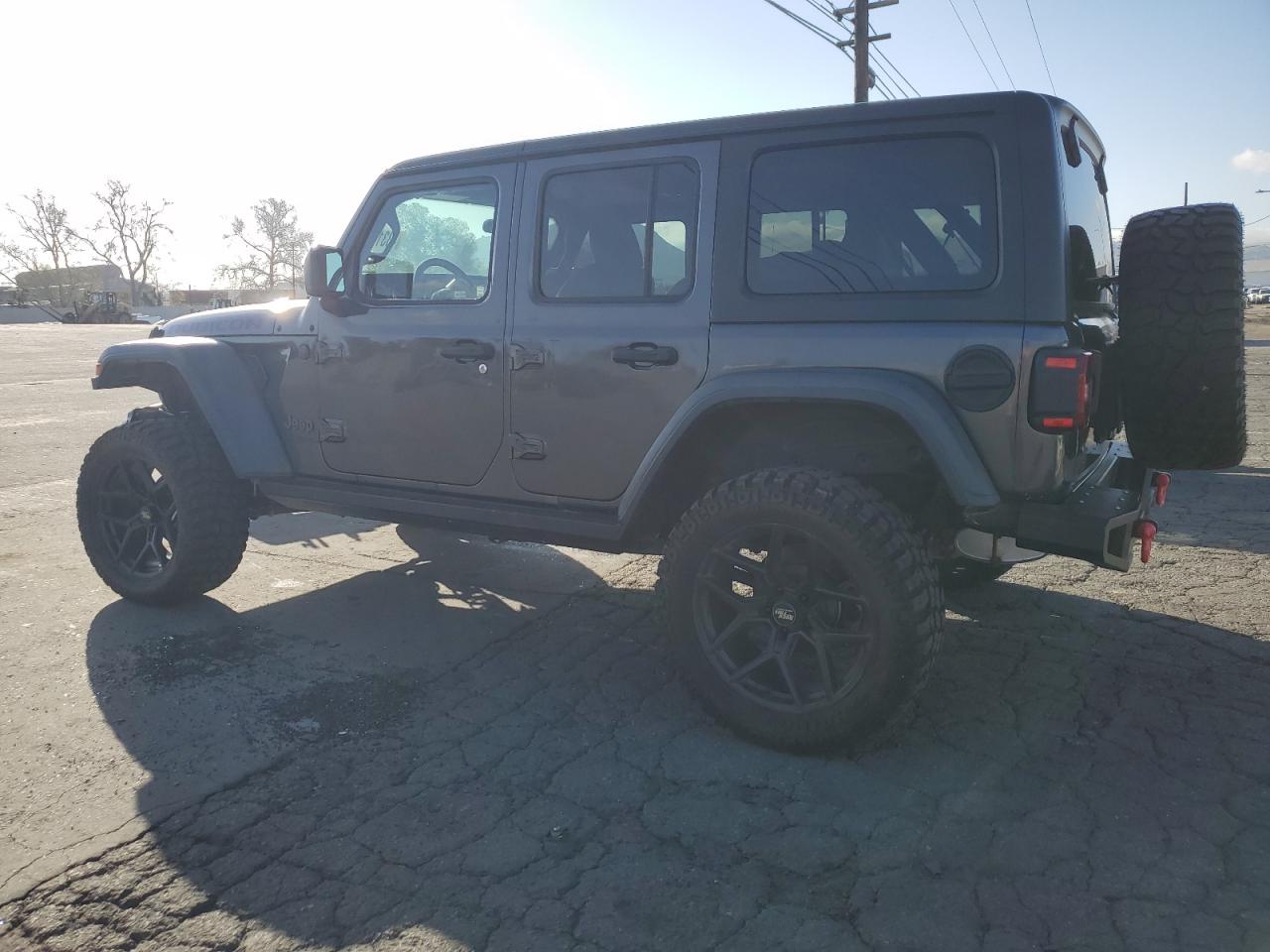 Photo 2 VIN: 1C4HJXFG3JW112075 - JEEP WRANGLER 