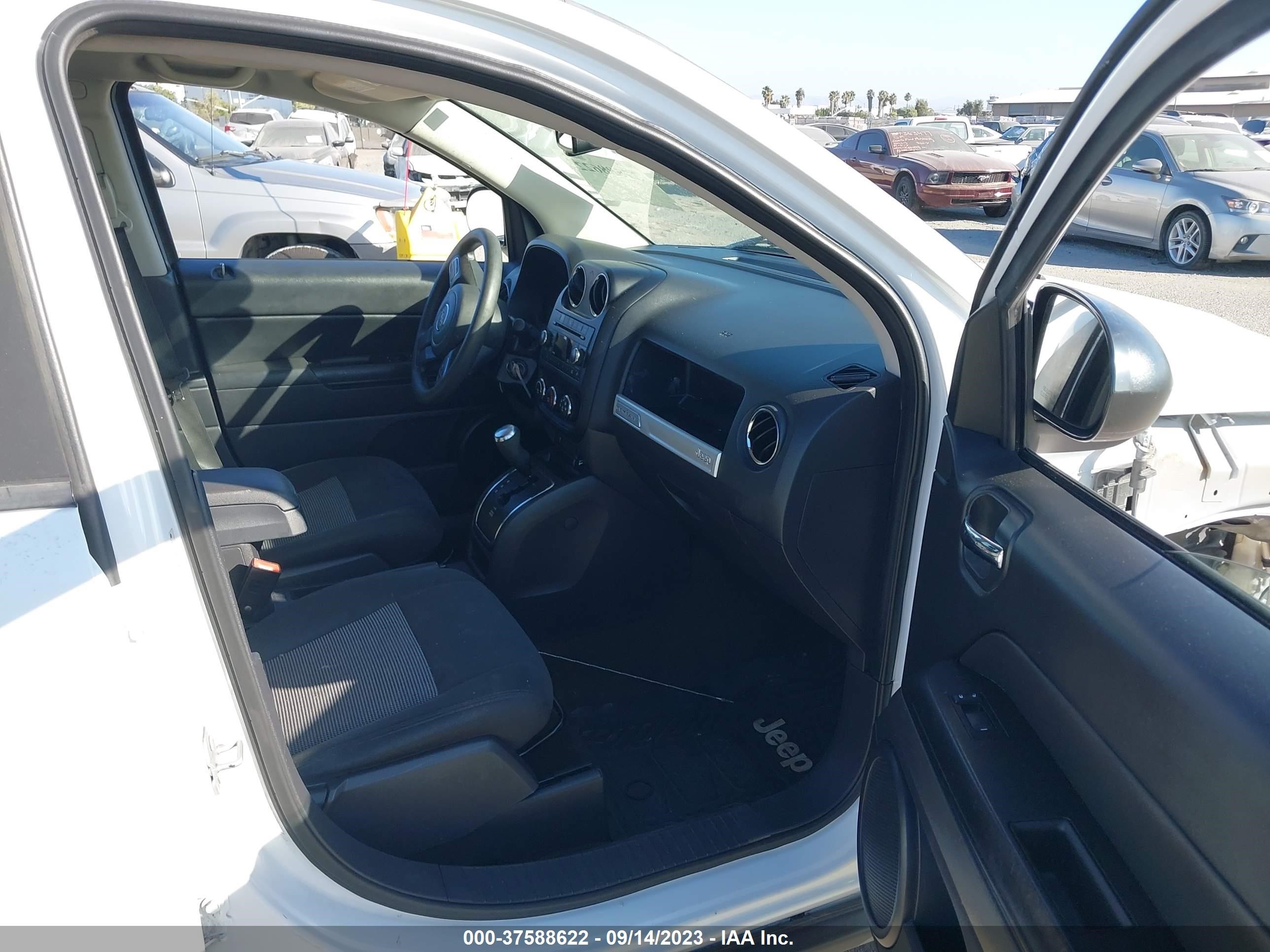 Photo 4 VIN: 1C4NJCBA9GD560516 - JEEP COMPASS 