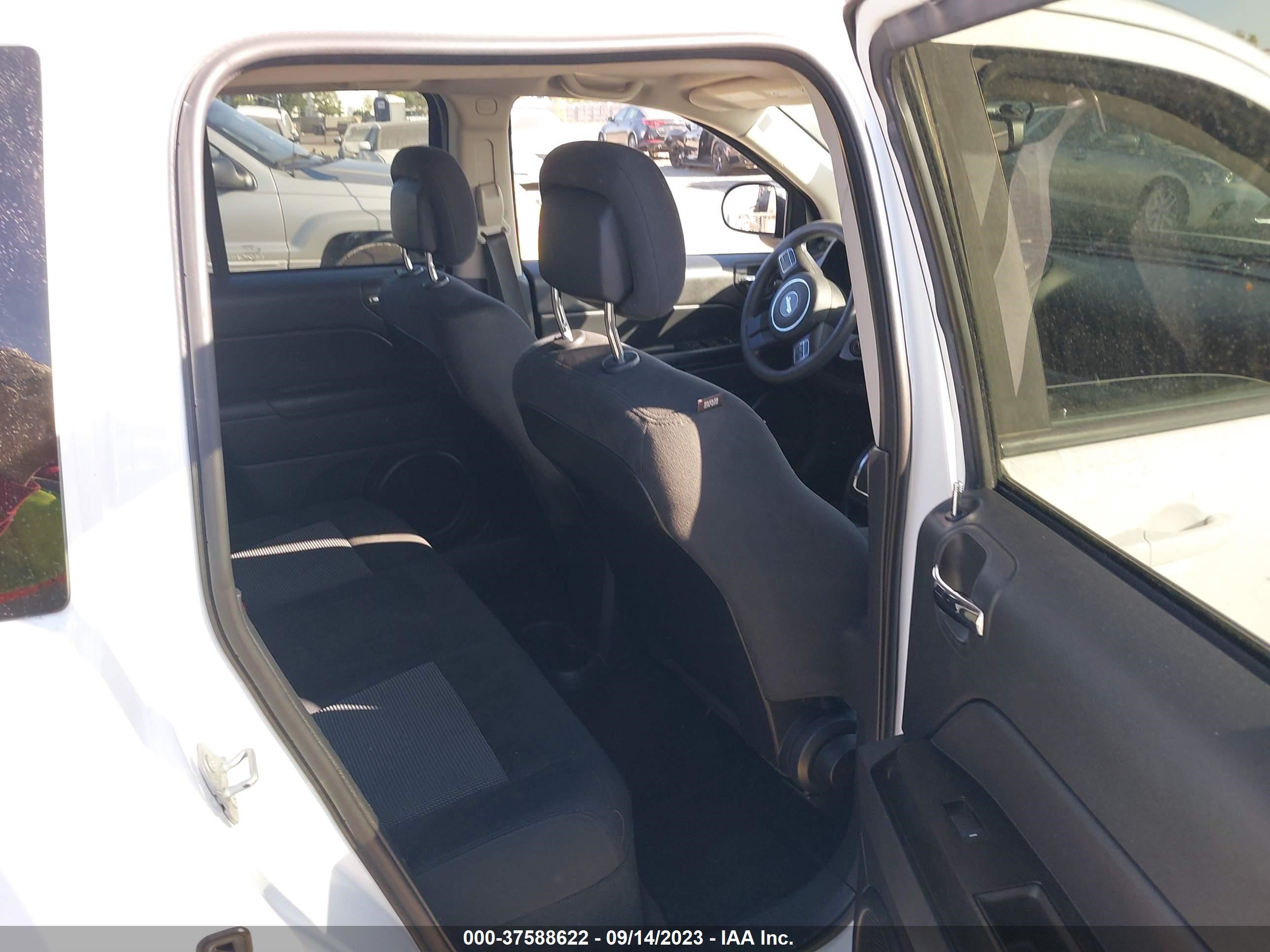 Photo 7 VIN: 1C4NJCBA9GD560516 - JEEP COMPASS 