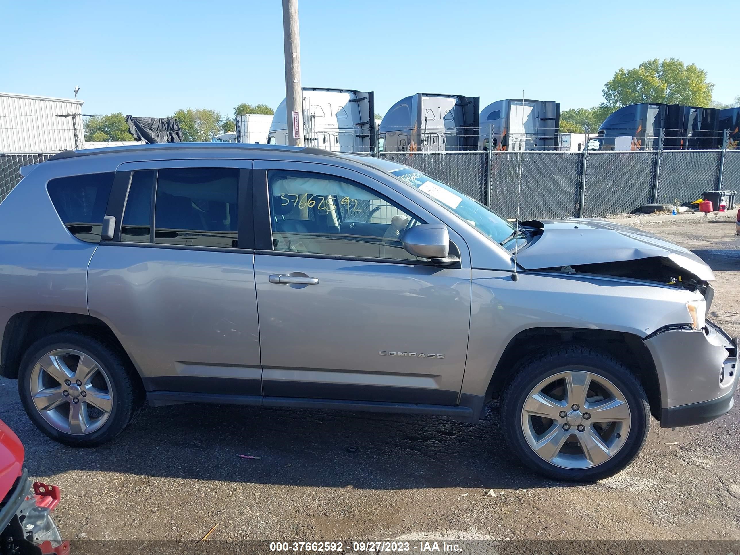 Photo 12 VIN: 1C4NJCEB2ED737568 - JEEP COMPASS 