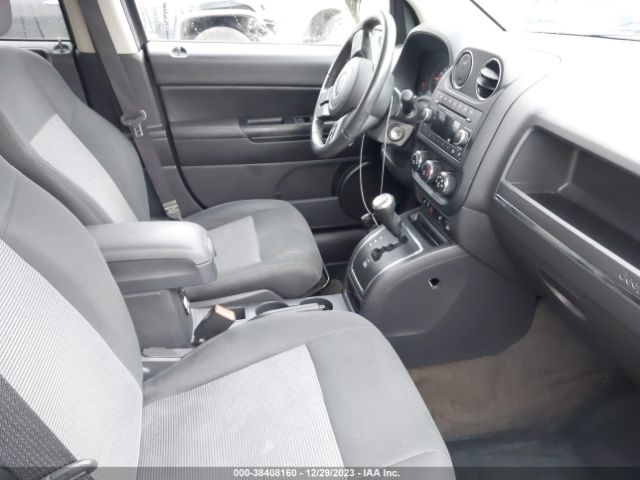 Photo 4 VIN: 1C4NJCEB8DD223545 - JEEP COMPASS 