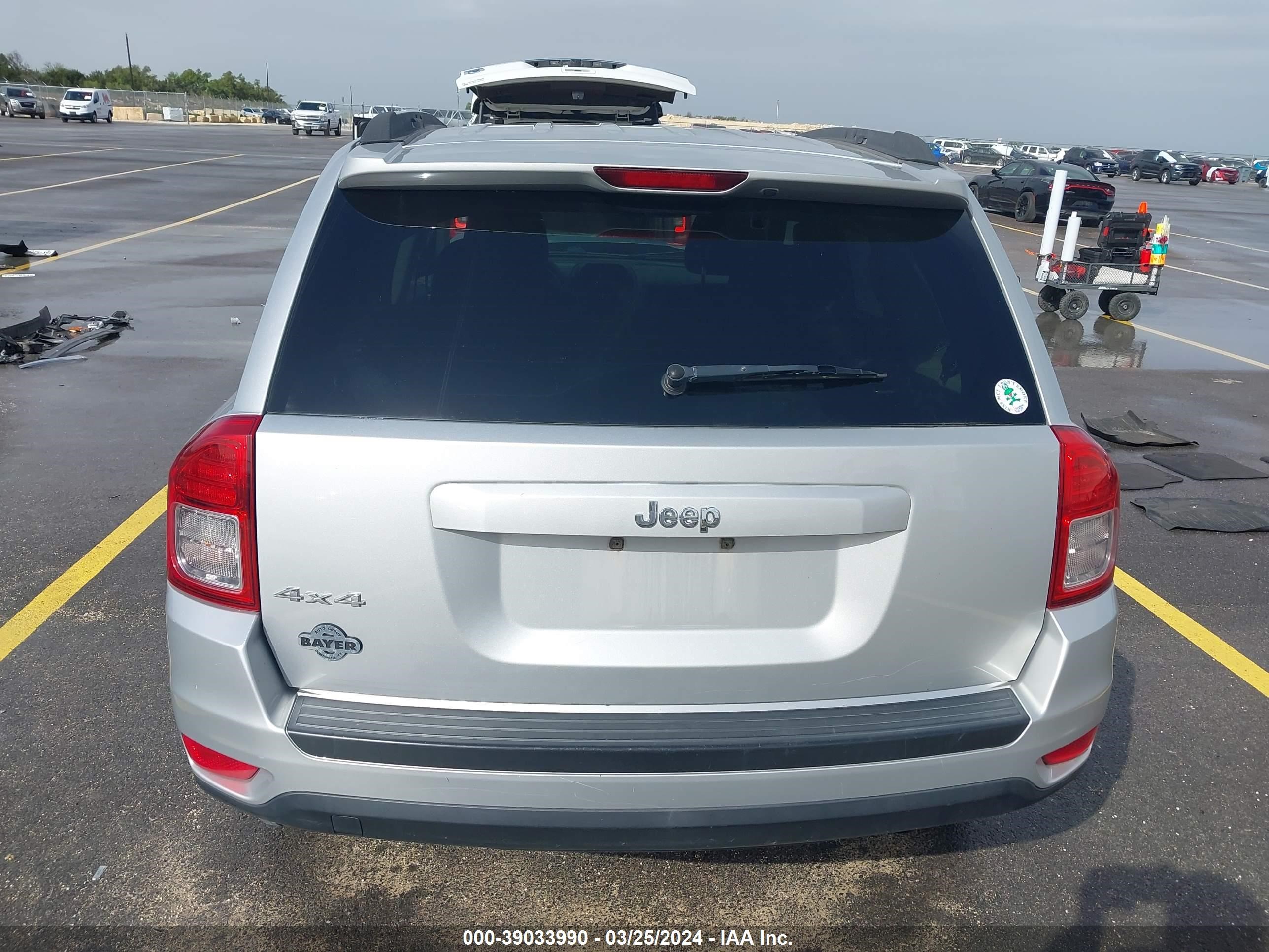 Photo 16 VIN: 1C4NJDBB1CD553200 - JEEP COMPASS 