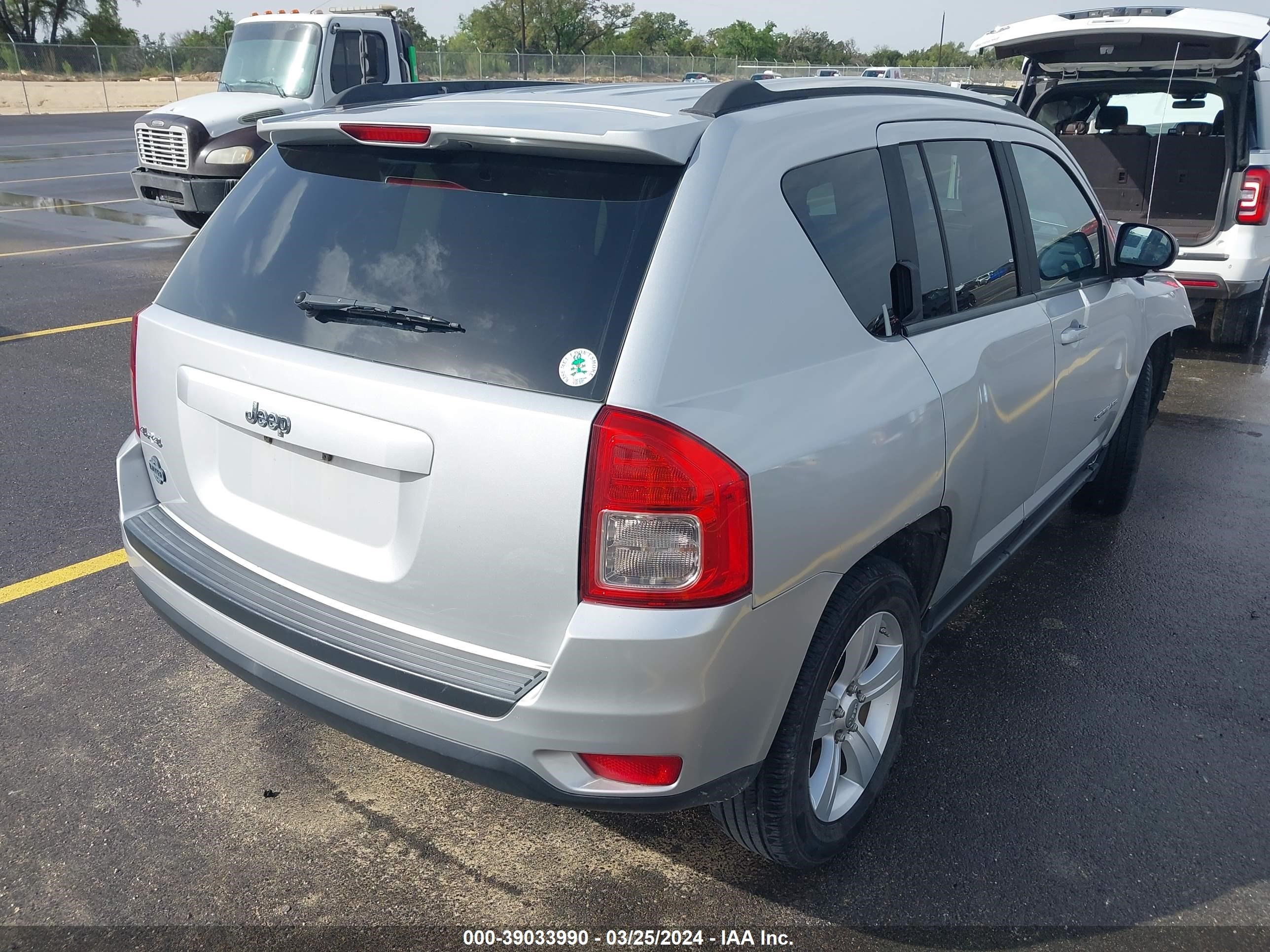 Photo 3 VIN: 1C4NJDBB1CD553200 - JEEP COMPASS 