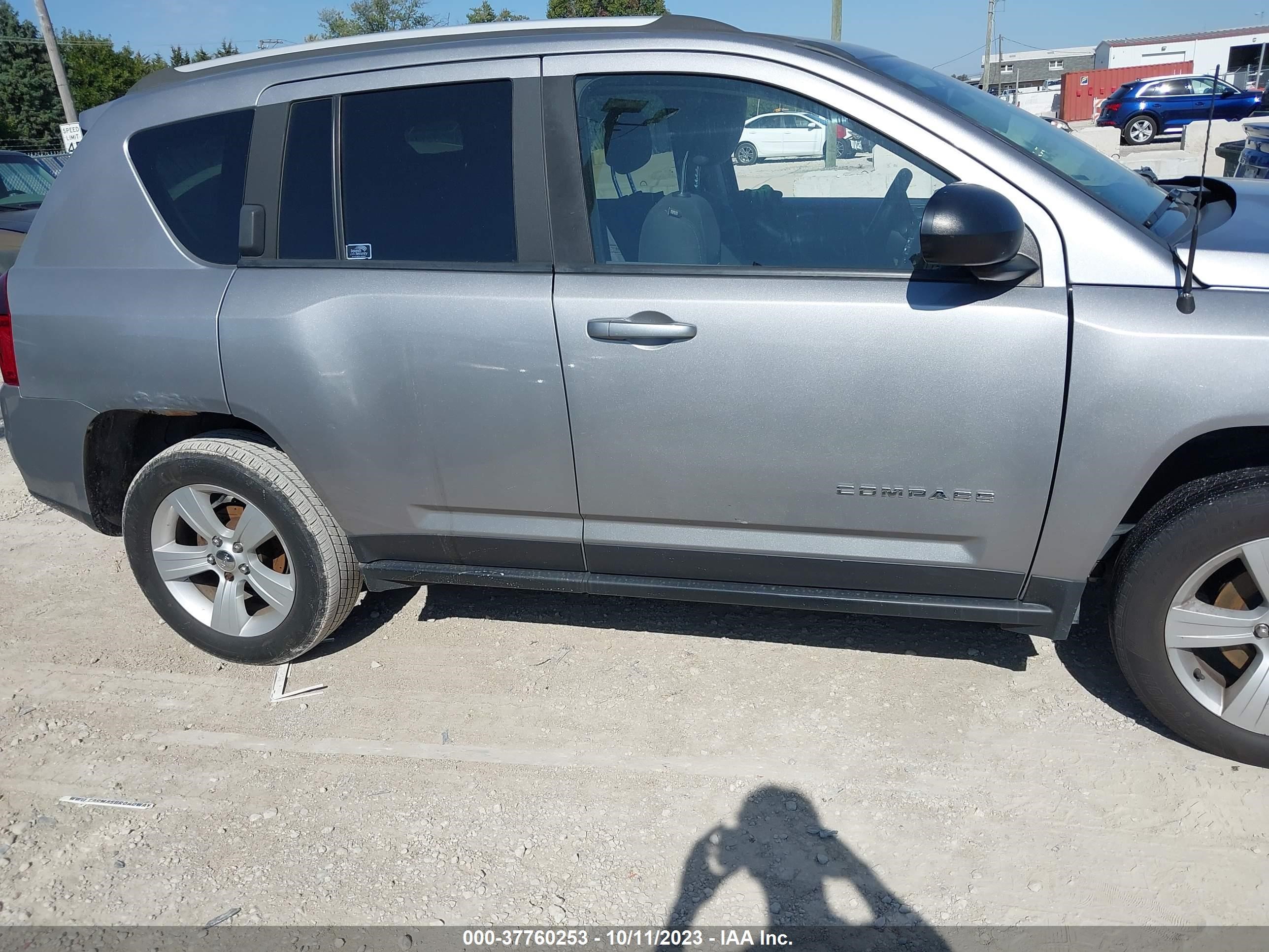 Photo 12 VIN: 1C4NJDBB5GD663382 - JEEP COMPASS 