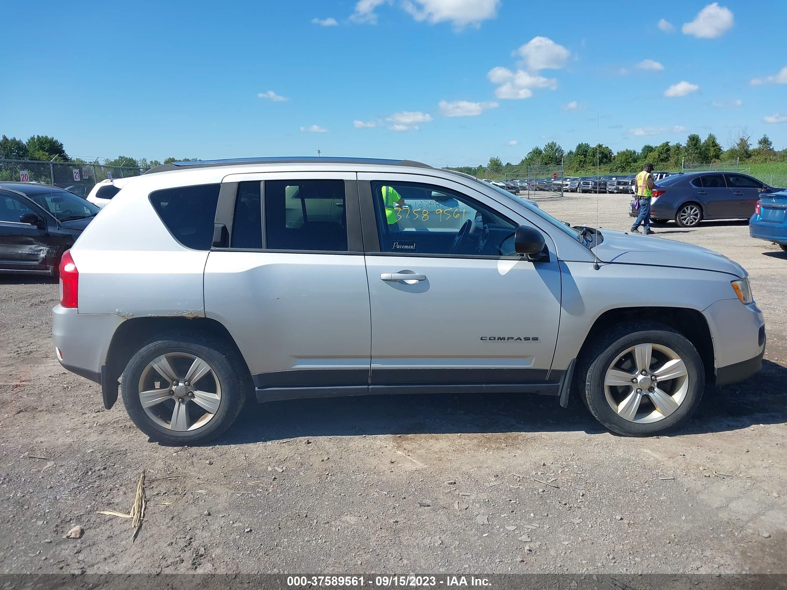 Photo 12 VIN: 1C4NJDBB8DD212765 - JEEP COMPASS 