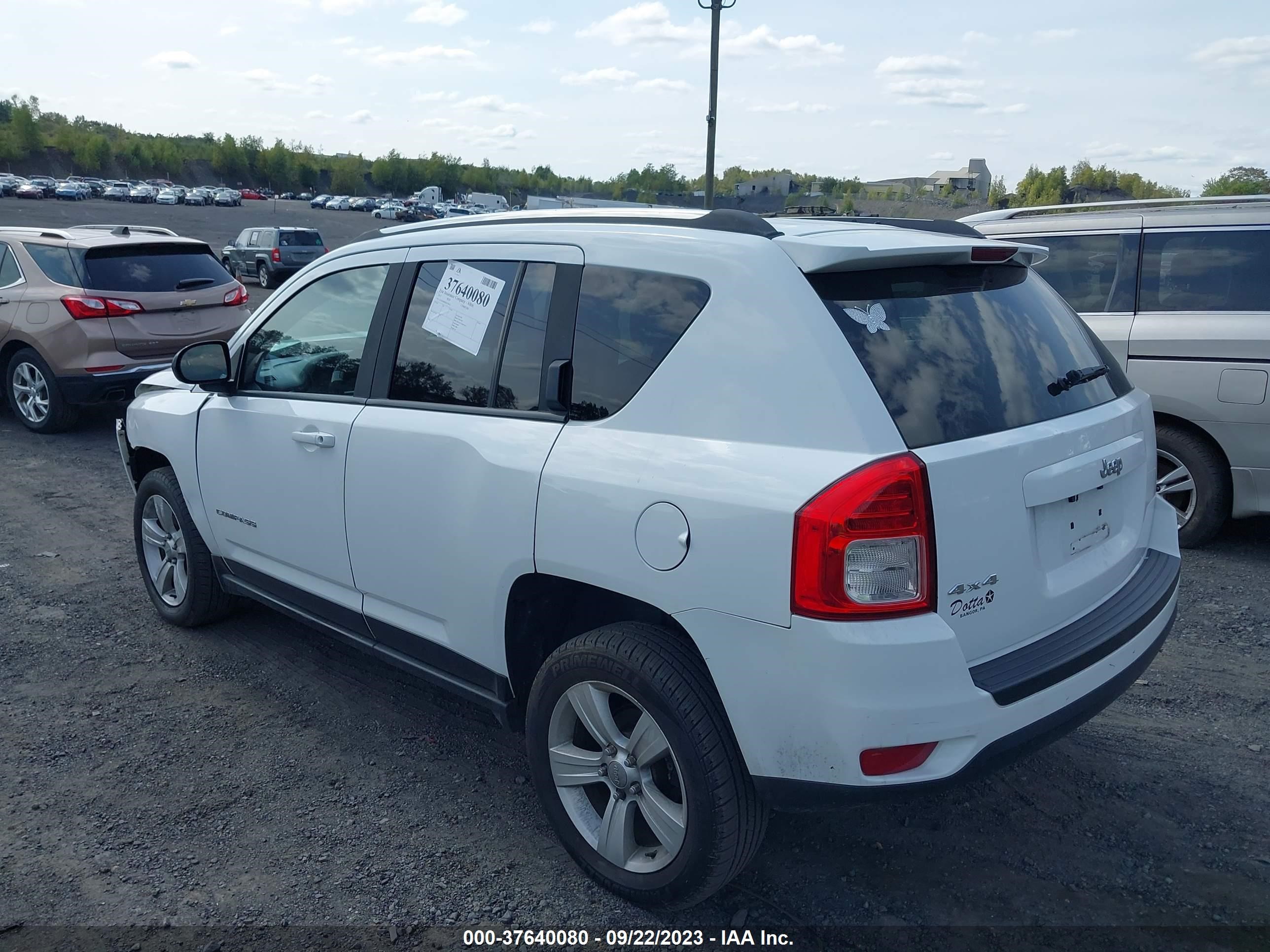 Photo 2 VIN: 1C4NJDBB9DD199671 - JEEP COMPASS 