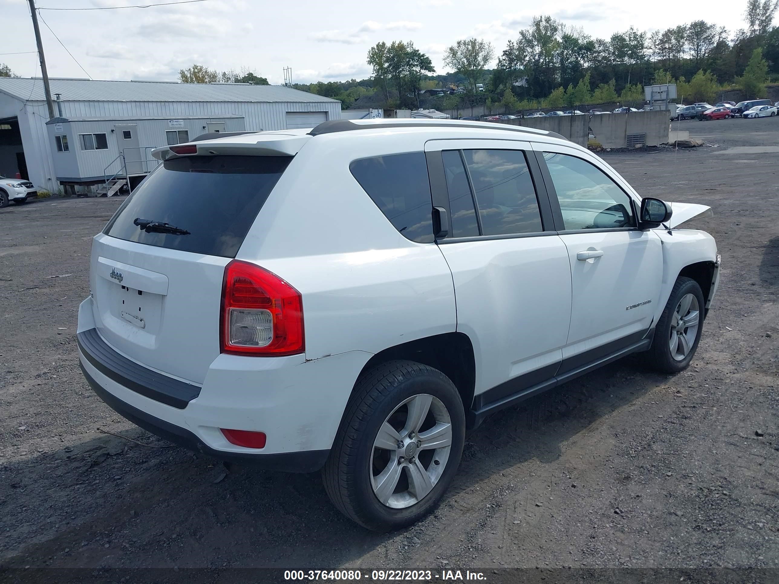 Photo 3 VIN: 1C4NJDBB9DD199671 - JEEP COMPASS 