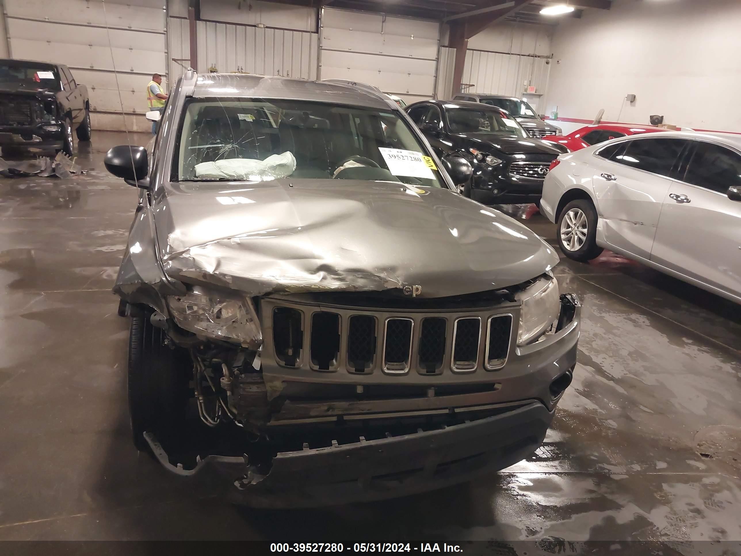 Photo 10 VIN: 1C4NJDEB4DD207557 - JEEP COMPASS 