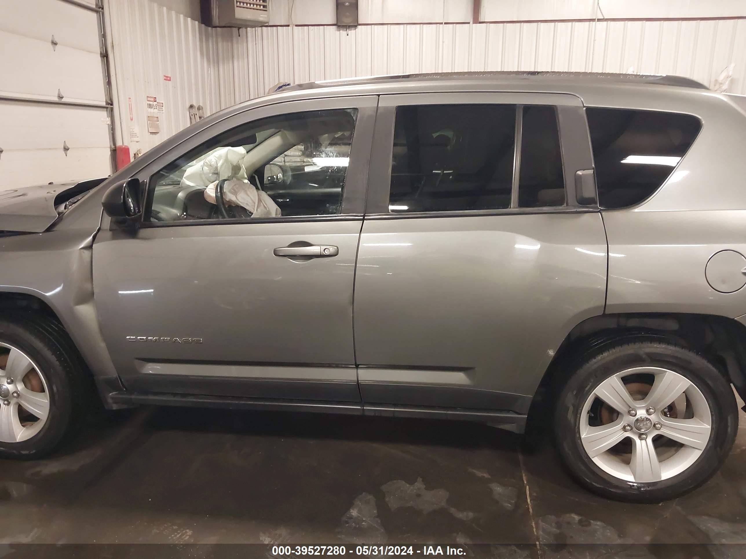 Photo 12 VIN: 1C4NJDEB4DD207557 - JEEP COMPASS 