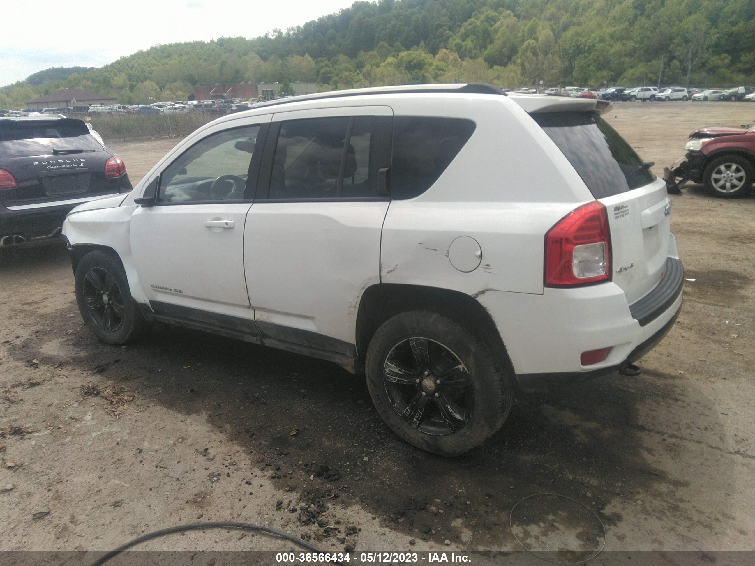 Photo 2 VIN: 1C4NJDEB5DD249249 - JEEP COMPASS 