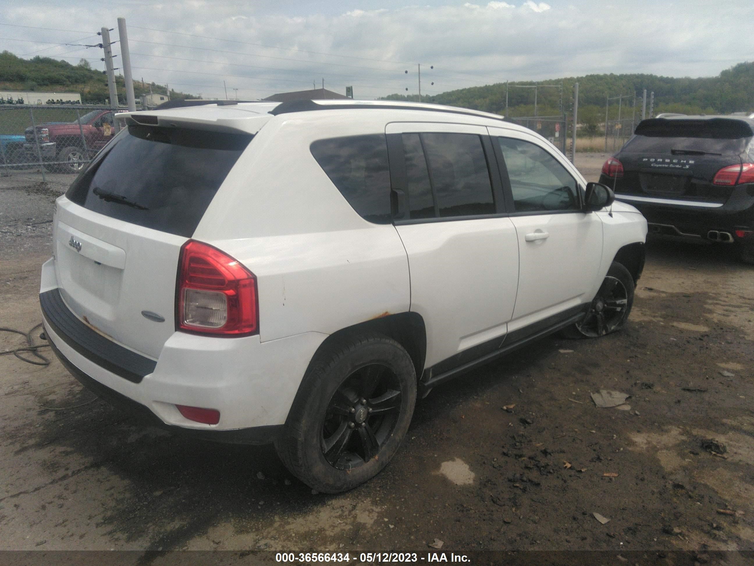 Photo 3 VIN: 1C4NJDEB5DD249249 - JEEP COMPASS 