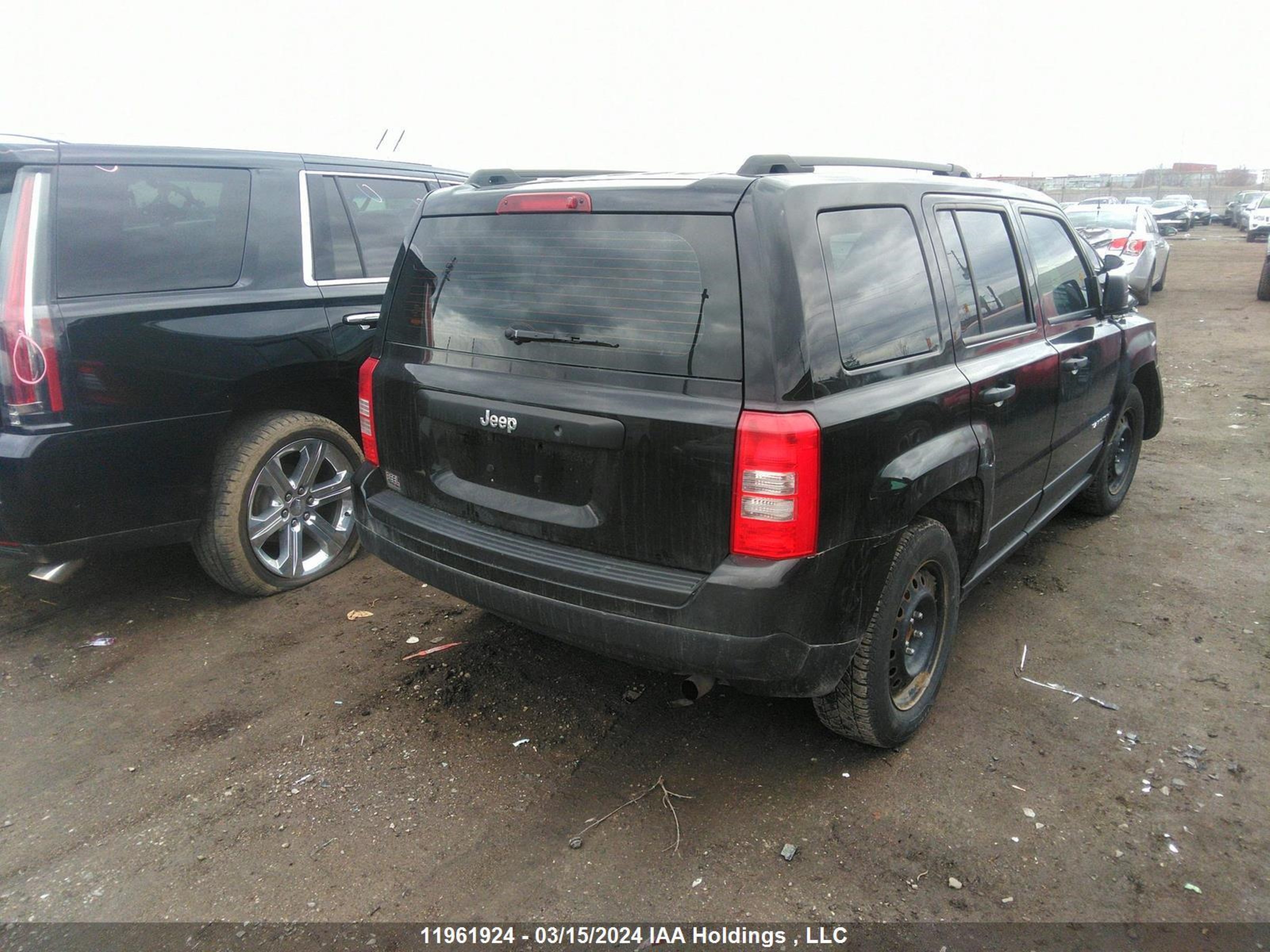 Photo 3 VIN: 1C4NJPAB7HD190671 - JEEP LIBERTY (PATRIOT) 