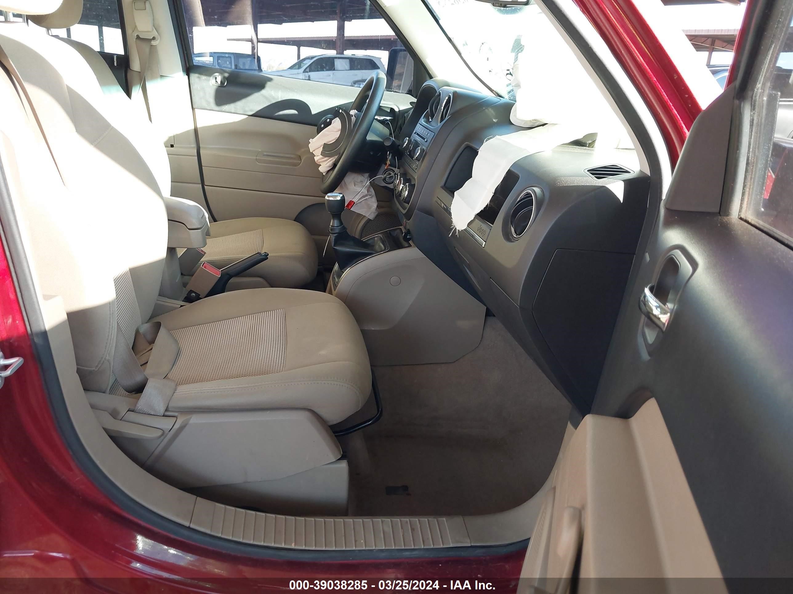 Photo 4 VIN: 1C4NJPBA0GD698775 - JEEP LIBERTY (PATRIOT) 