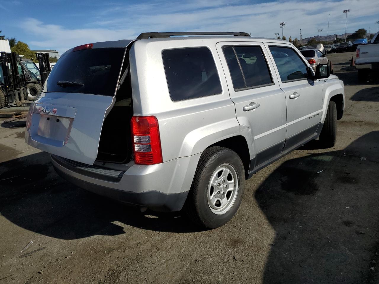 Photo 2 VIN: 1C4NJPBA6ED573986 - JEEP LIBERTY (PATRIOT) 