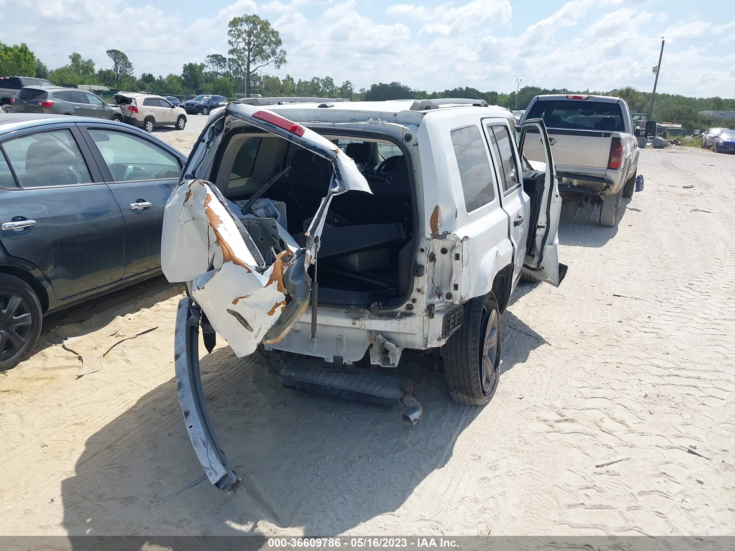 Photo 10 VIN: 1C4NJPBA8GD777272 - JEEP LIBERTY (PATRIOT) 