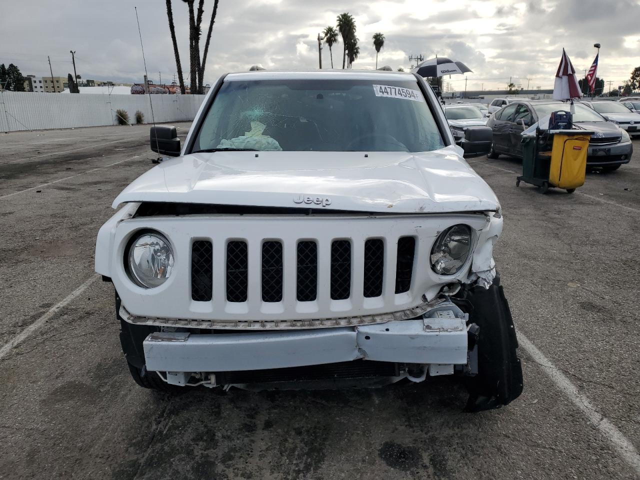 Photo 4 VIN: 1C4NJPBAXHD122743 - JEEP LIBERTY (PATRIOT) 