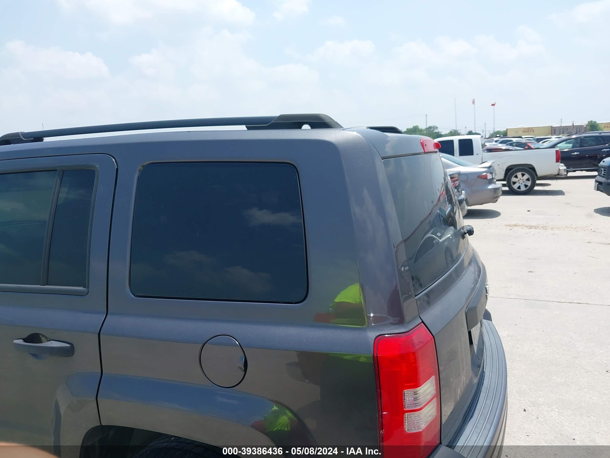 Photo 2 VIN: 1C4NJPBB2GD698768 - JEEP LIBERTY (PATRIOT) 