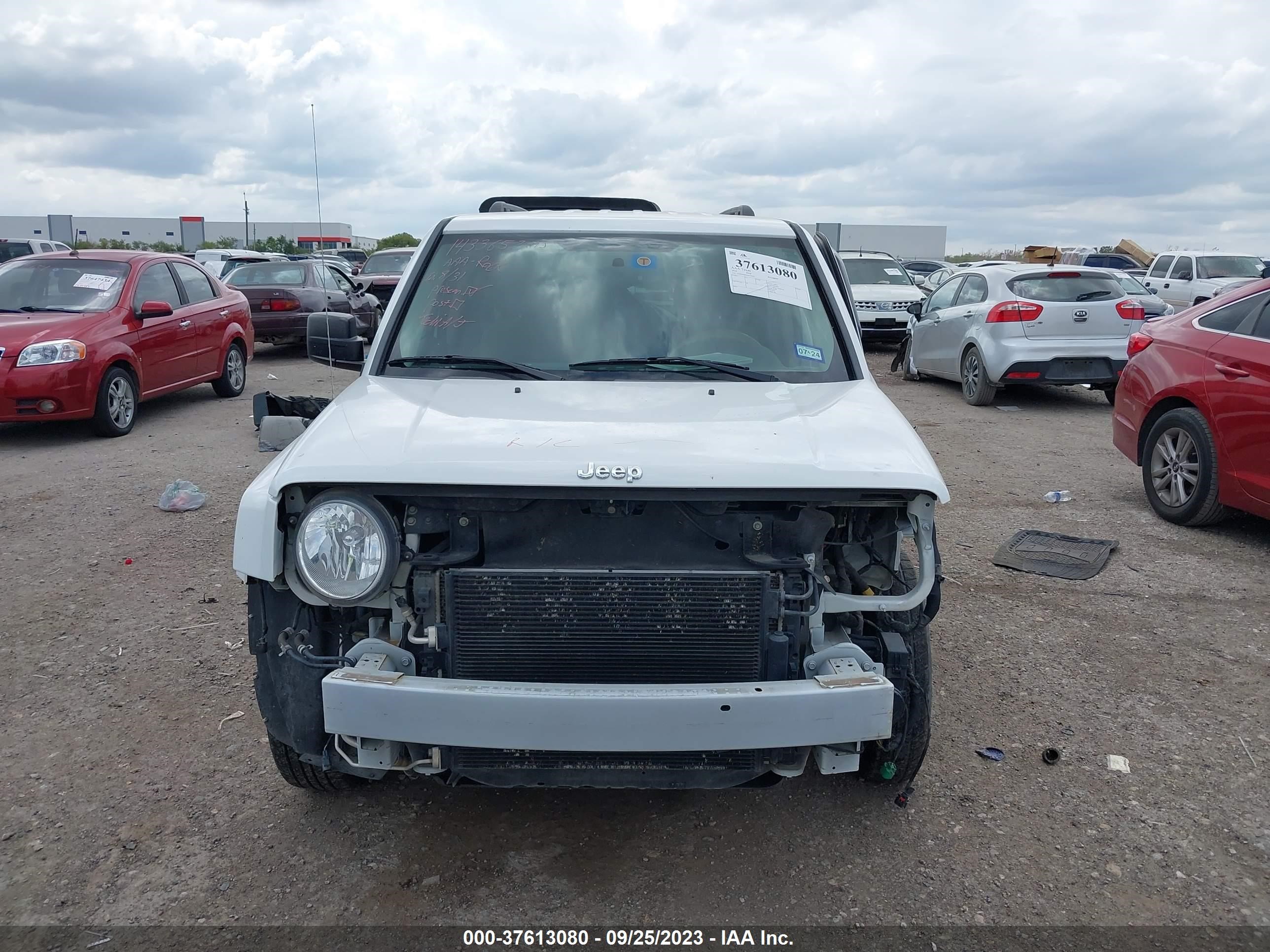 Photo 11 VIN: 1C4NJPBB2GD777518 - JEEP LIBERTY (PATRIOT) 