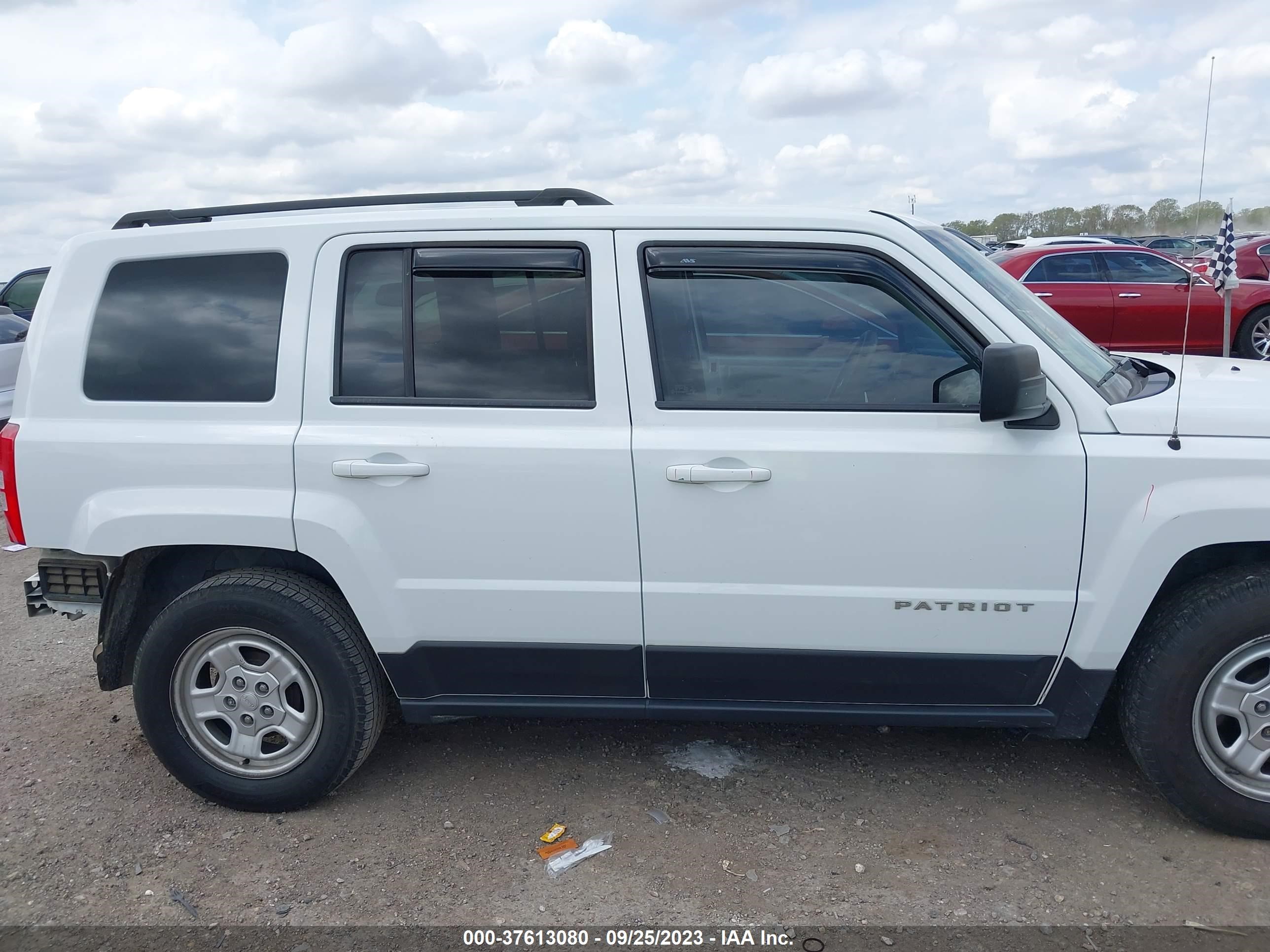 Photo 12 VIN: 1C4NJPBB2GD777518 - JEEP LIBERTY (PATRIOT) 