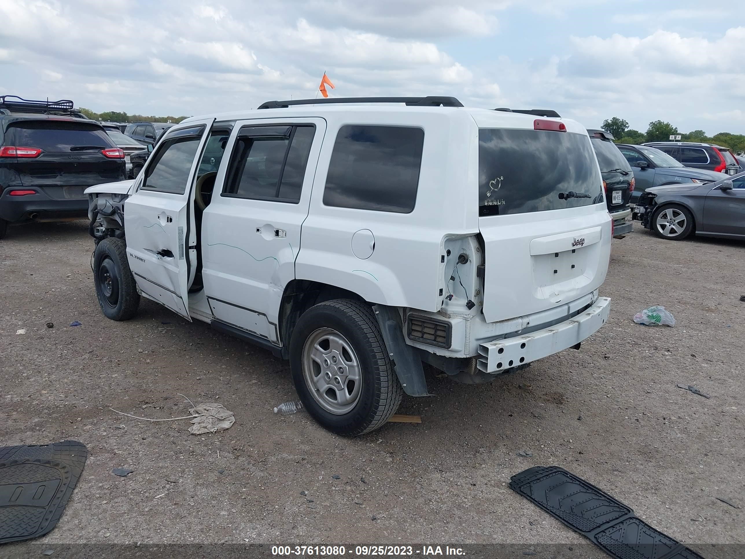 Photo 2 VIN: 1C4NJPBB2GD777518 - JEEP LIBERTY (PATRIOT) 