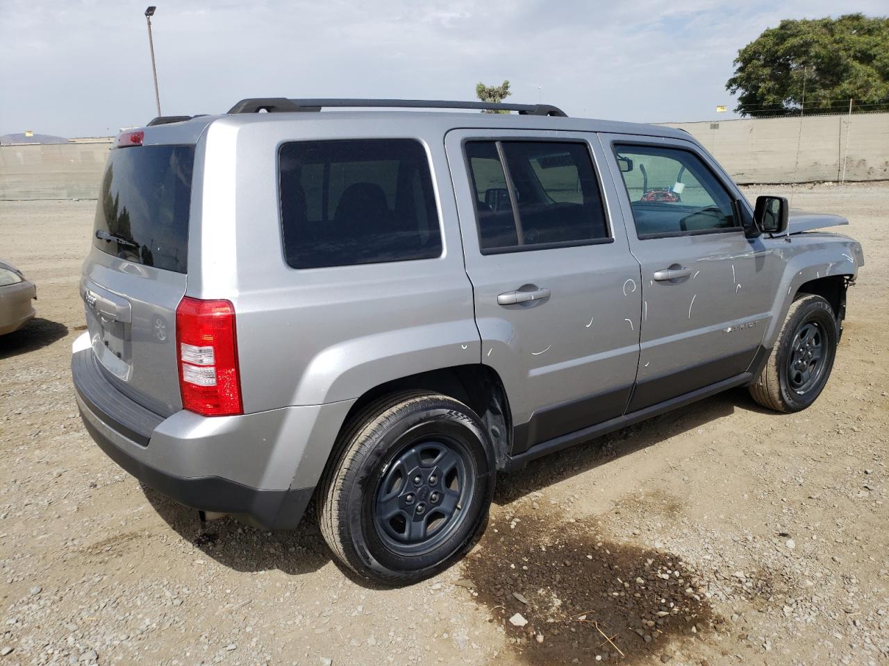 Photo 2 VIN: 1C4NJPBB2HD121353 - JEEP LIBERTY (PATRIOT) 