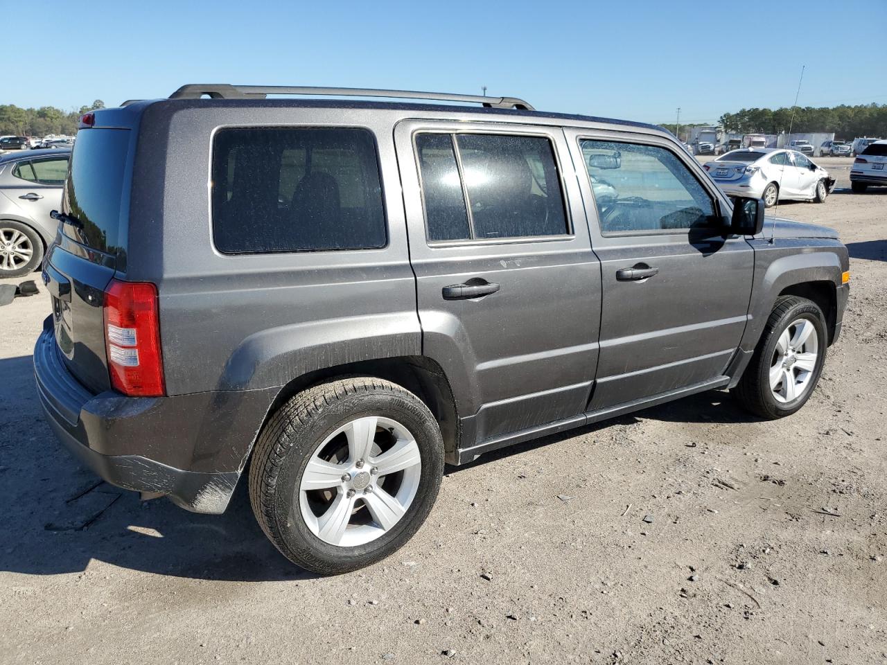 Photo 2 VIN: 1C4NJPBB3FD203802 - JEEP LIBERTY (PATRIOT) 