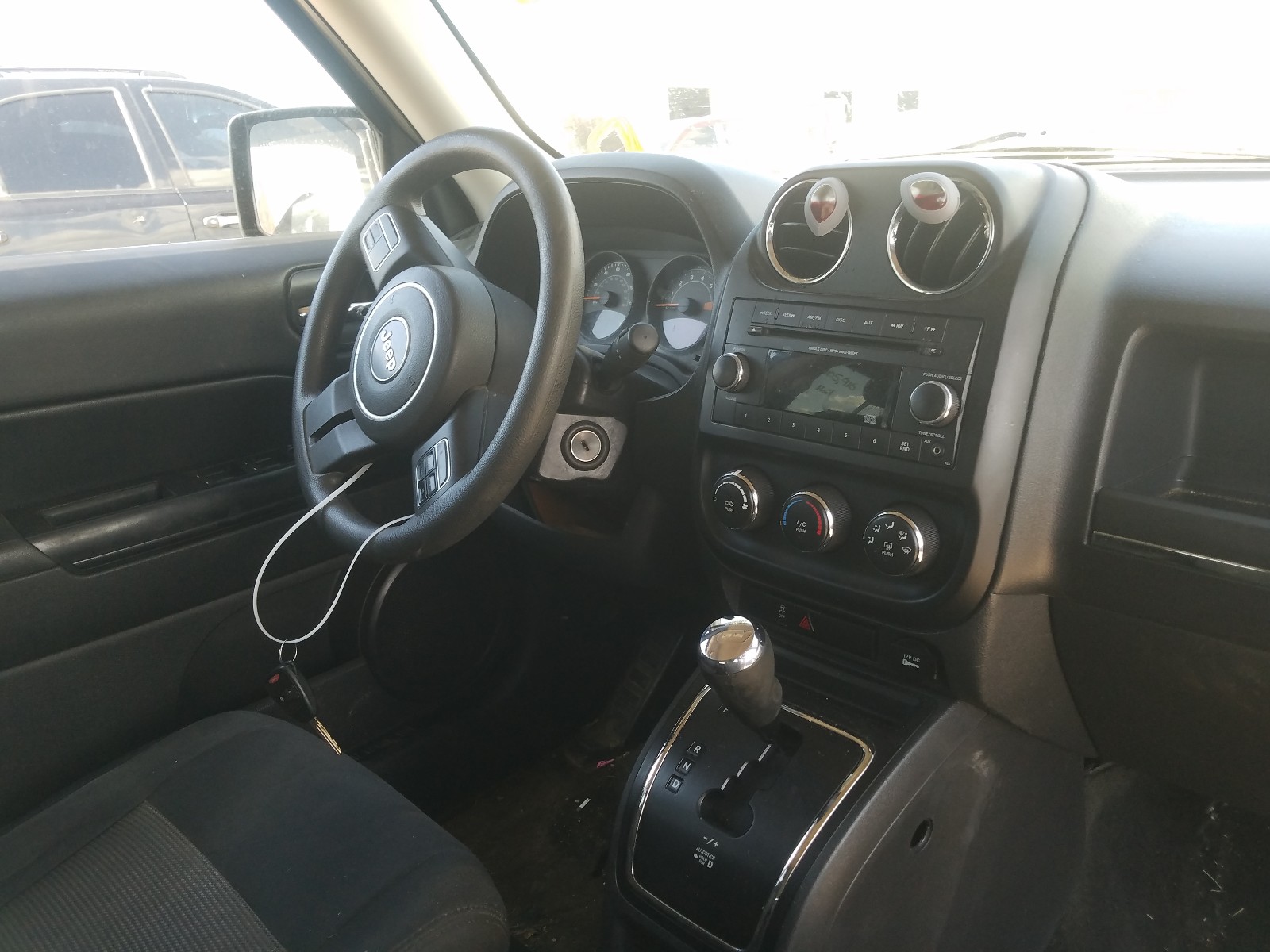 Photo 8 VIN: 1C4NJPBB3FD211091 - JEEP PATRIOT 