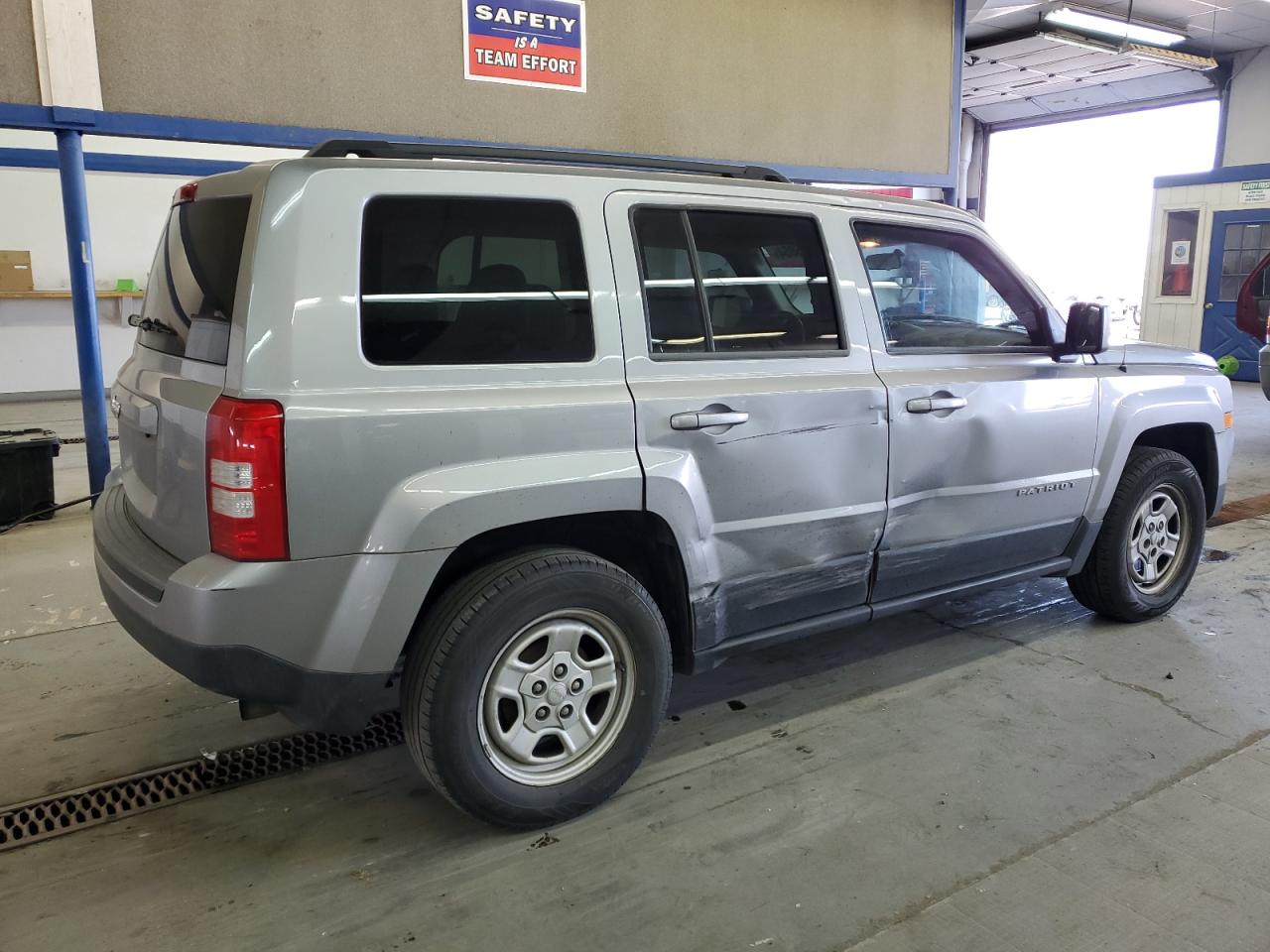 Photo 2 VIN: 1C4NJPBB3FD428009 - JEEP LIBERTY (PATRIOT) 