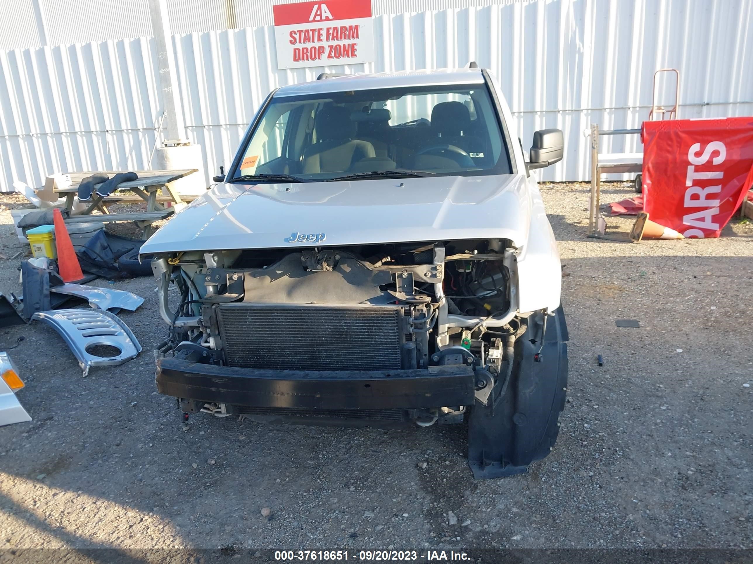 Photo 12 VIN: 1C4NJPBB7CD724159 - JEEP LIBERTY (PATRIOT) 