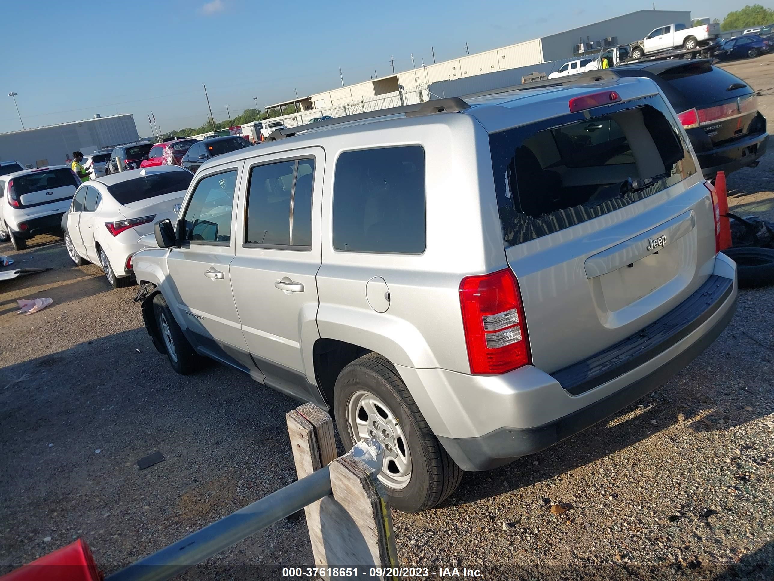 Photo 2 VIN: 1C4NJPBB7CD724159 - JEEP LIBERTY (PATRIOT) 