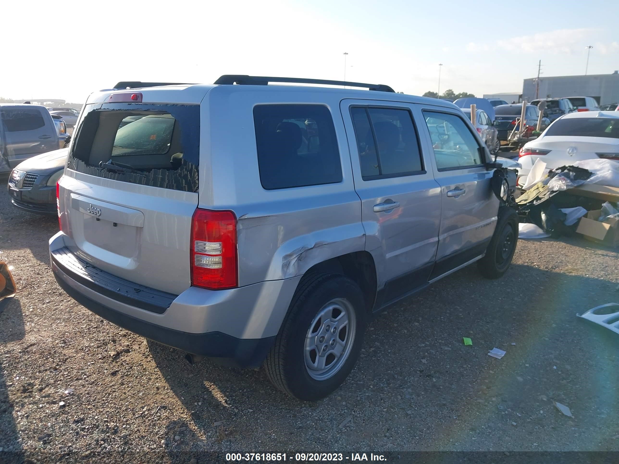 Photo 3 VIN: 1C4NJPBB7CD724159 - JEEP LIBERTY (PATRIOT) 