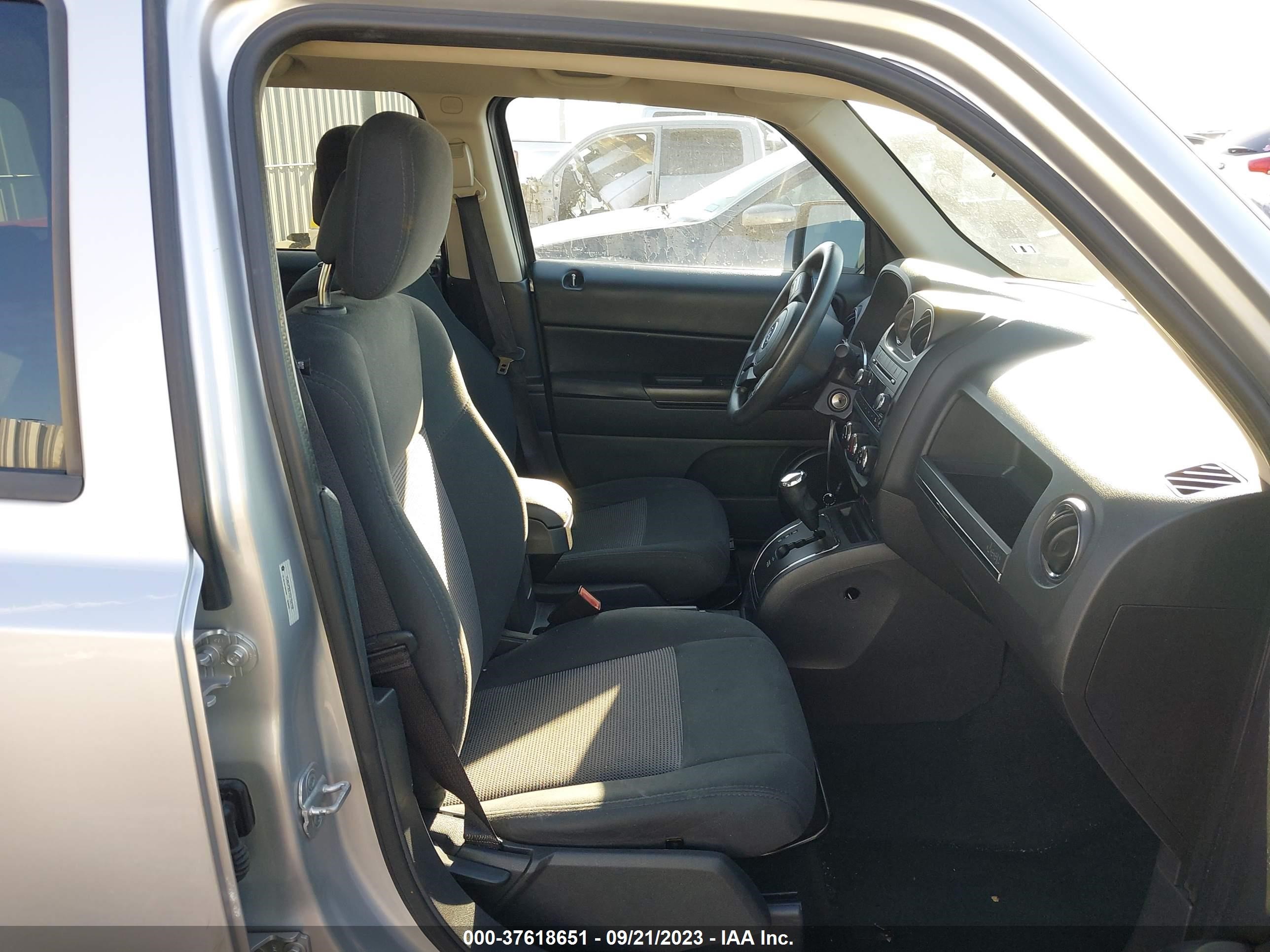 Photo 4 VIN: 1C4NJPBB7CD724159 - JEEP LIBERTY (PATRIOT) 