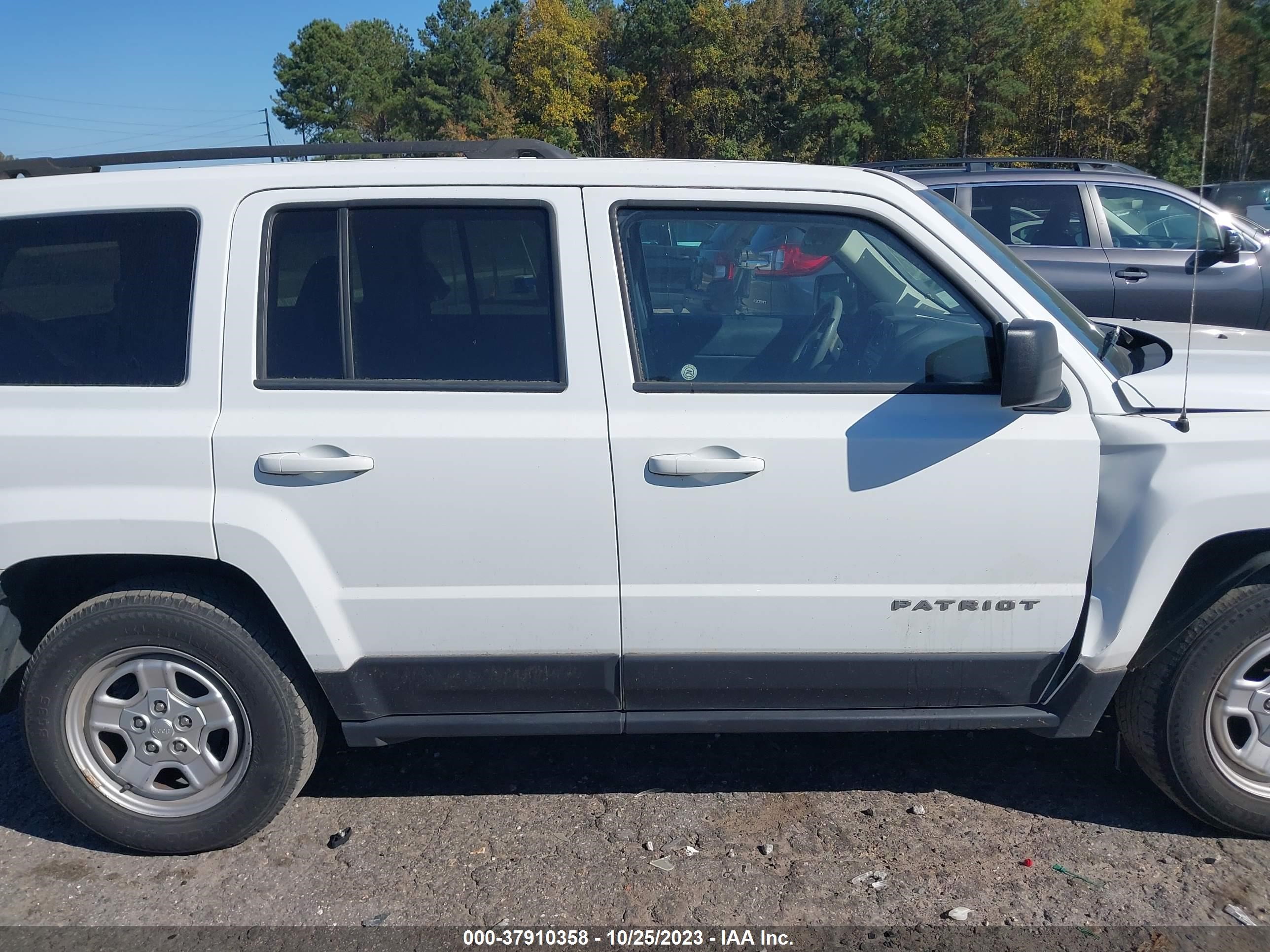 Photo 11 VIN: 1C4NJPBBXFD402166 - JEEP LIBERTY (PATRIOT) 