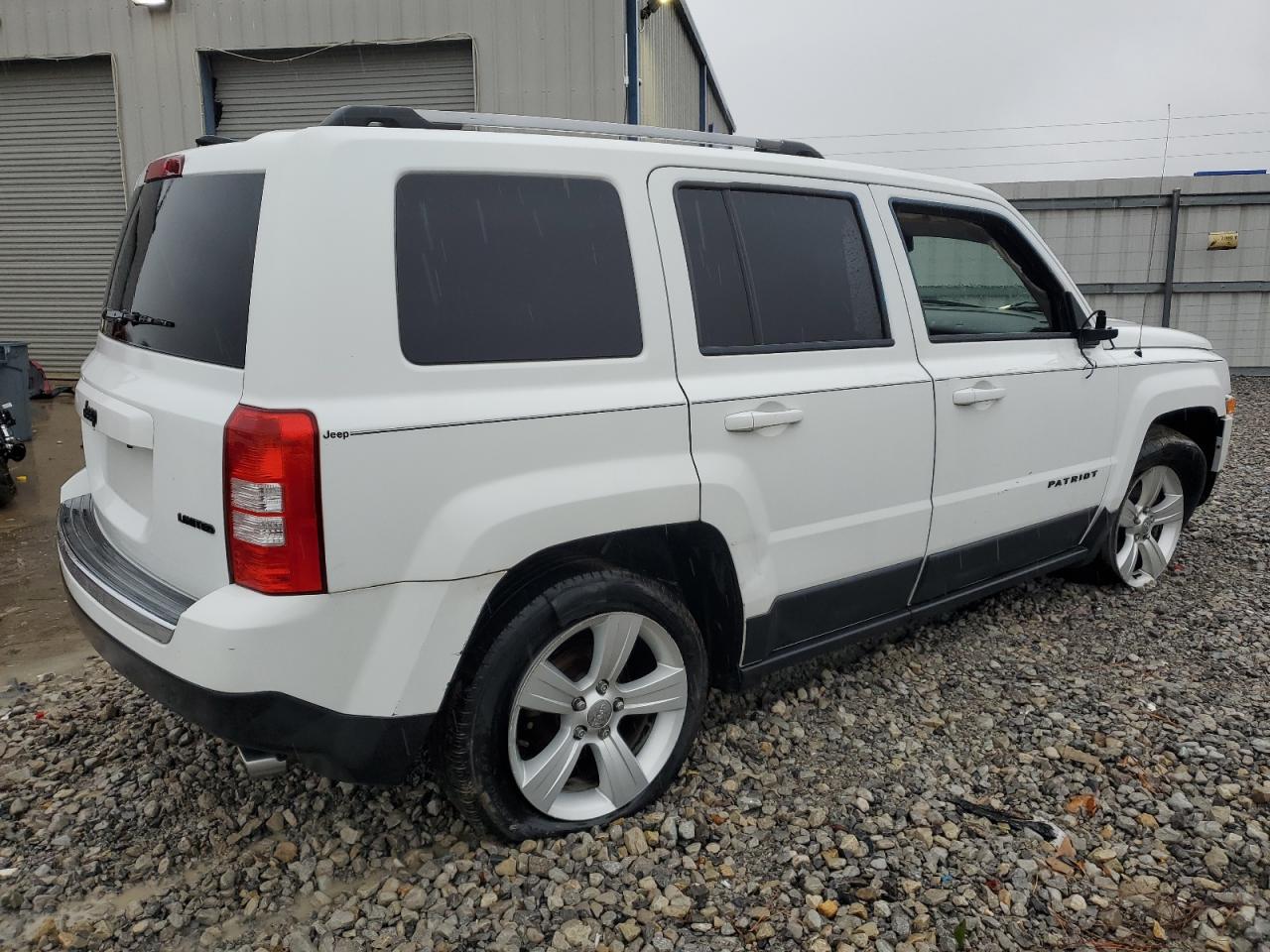 Photo 2 VIN: 1C4NJPCB0ED802282 - JEEP LIBERTY (PATRIOT) 