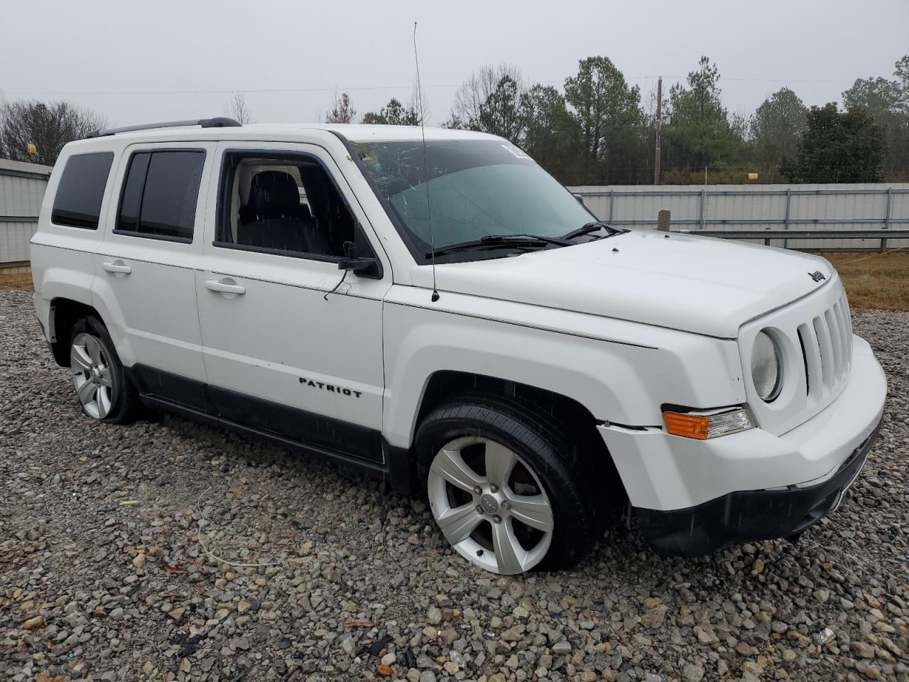 Photo 3 VIN: 1C4NJPCB0ED802282 - JEEP LIBERTY (PATRIOT) 