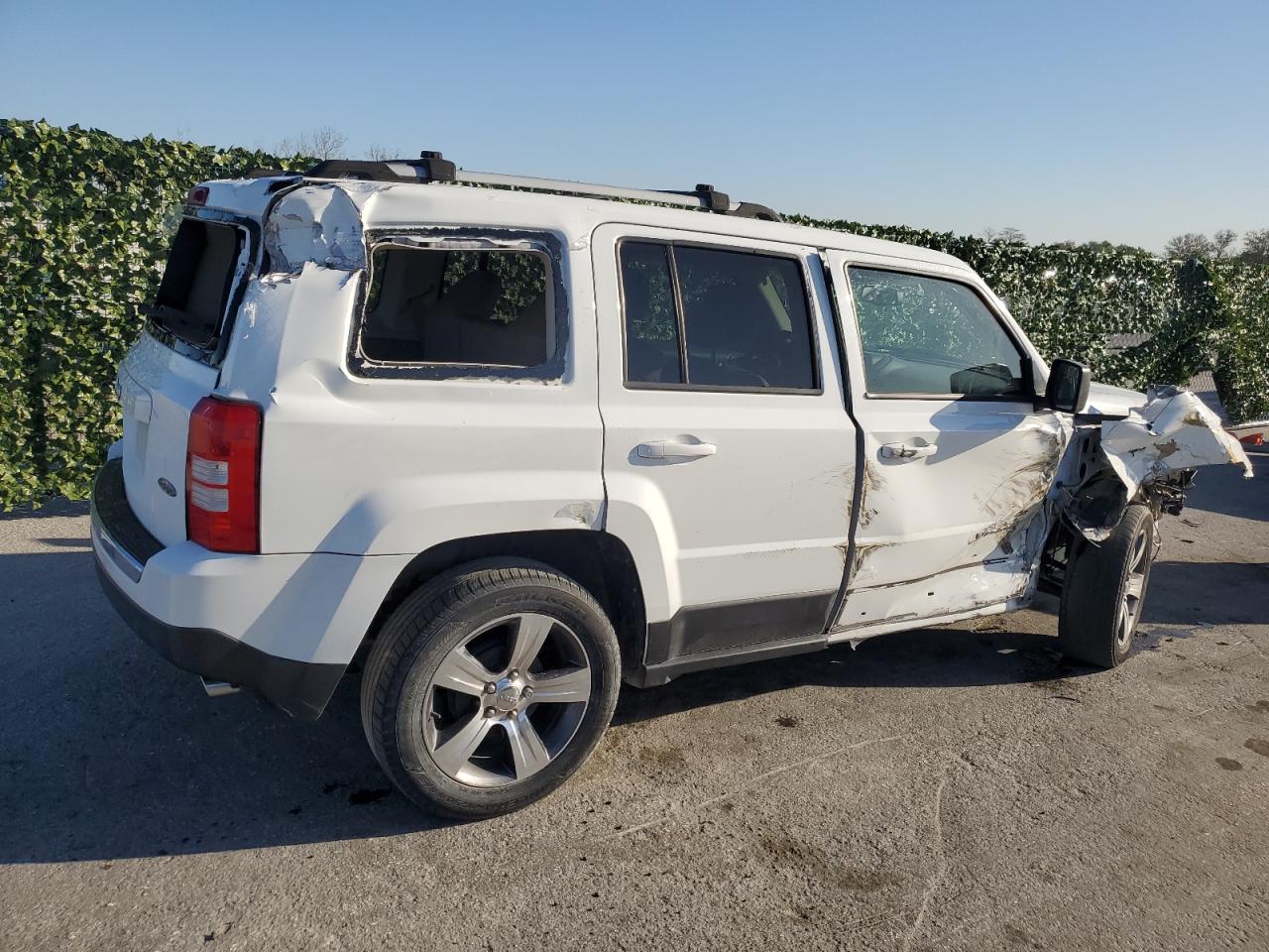 Photo 2 VIN: 1C4NJPFA4GD678569 - JEEP LIBERTY (PATRIOT) 