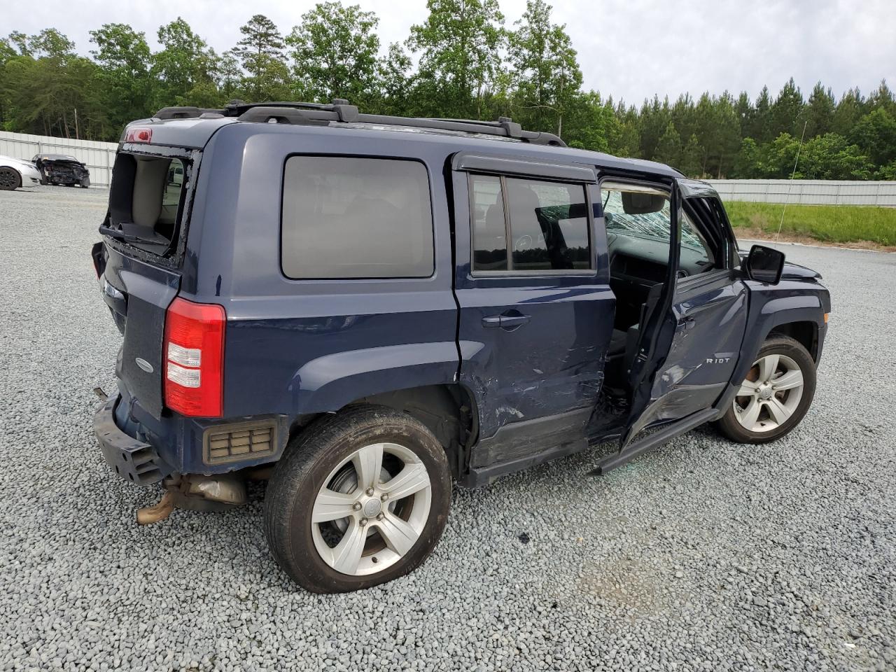 Photo 2 VIN: 1C4NJPFB3GD748622 - JEEP LIBERTY (PATRIOT) 