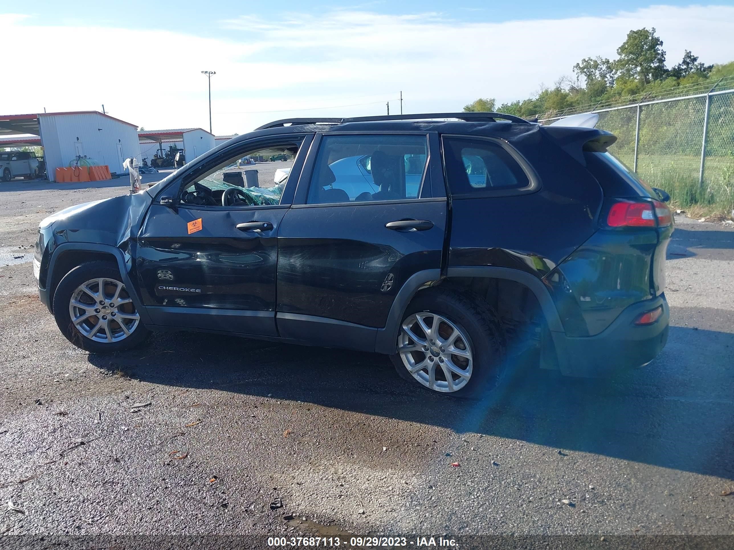 Photo 12 VIN: 1C4PJLAB8GW159143 - JEEP CHEROKEE 