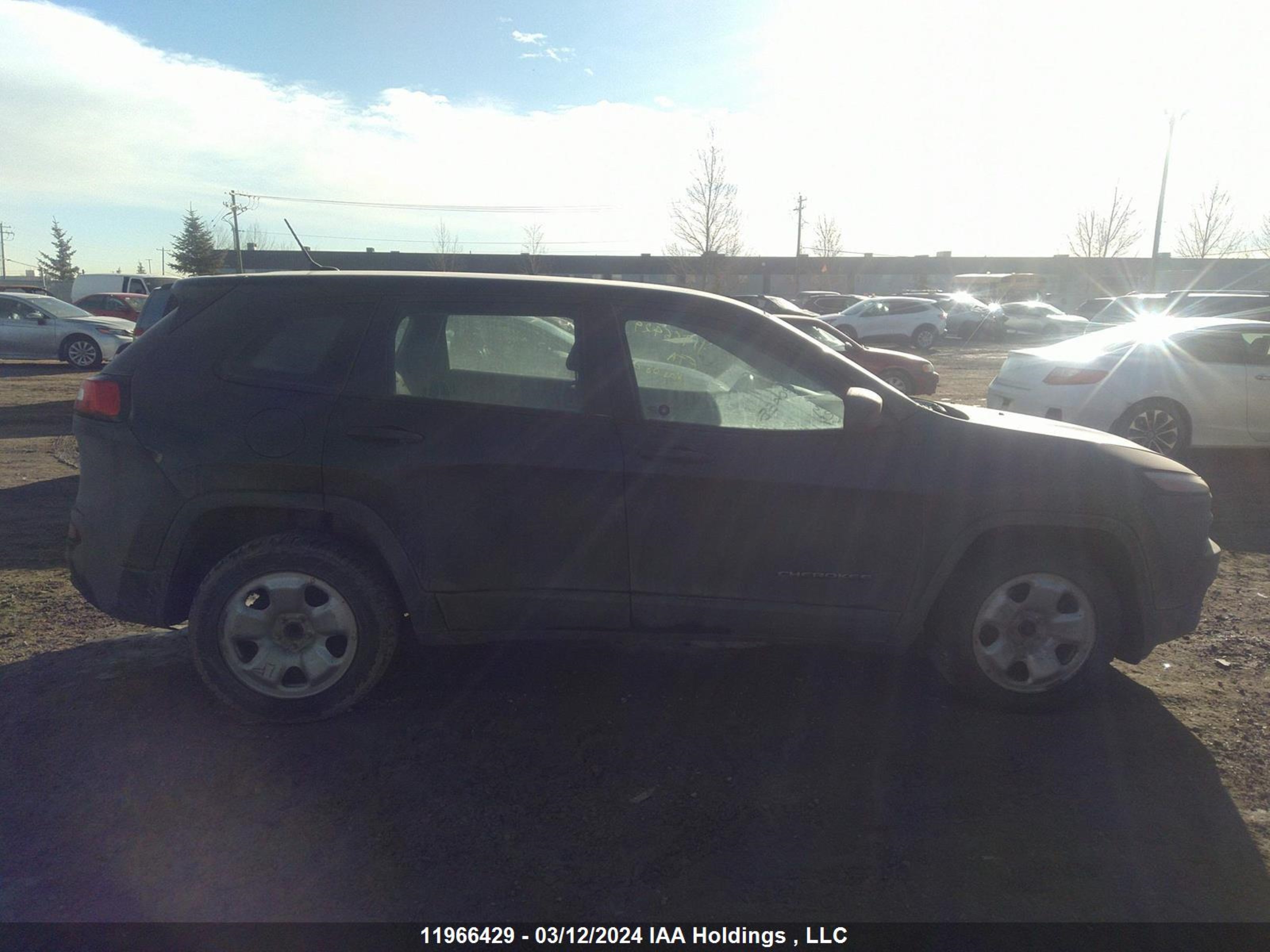 Photo 12 VIN: 1C4PJLABXFW612418 - JEEP CHEROKEE 