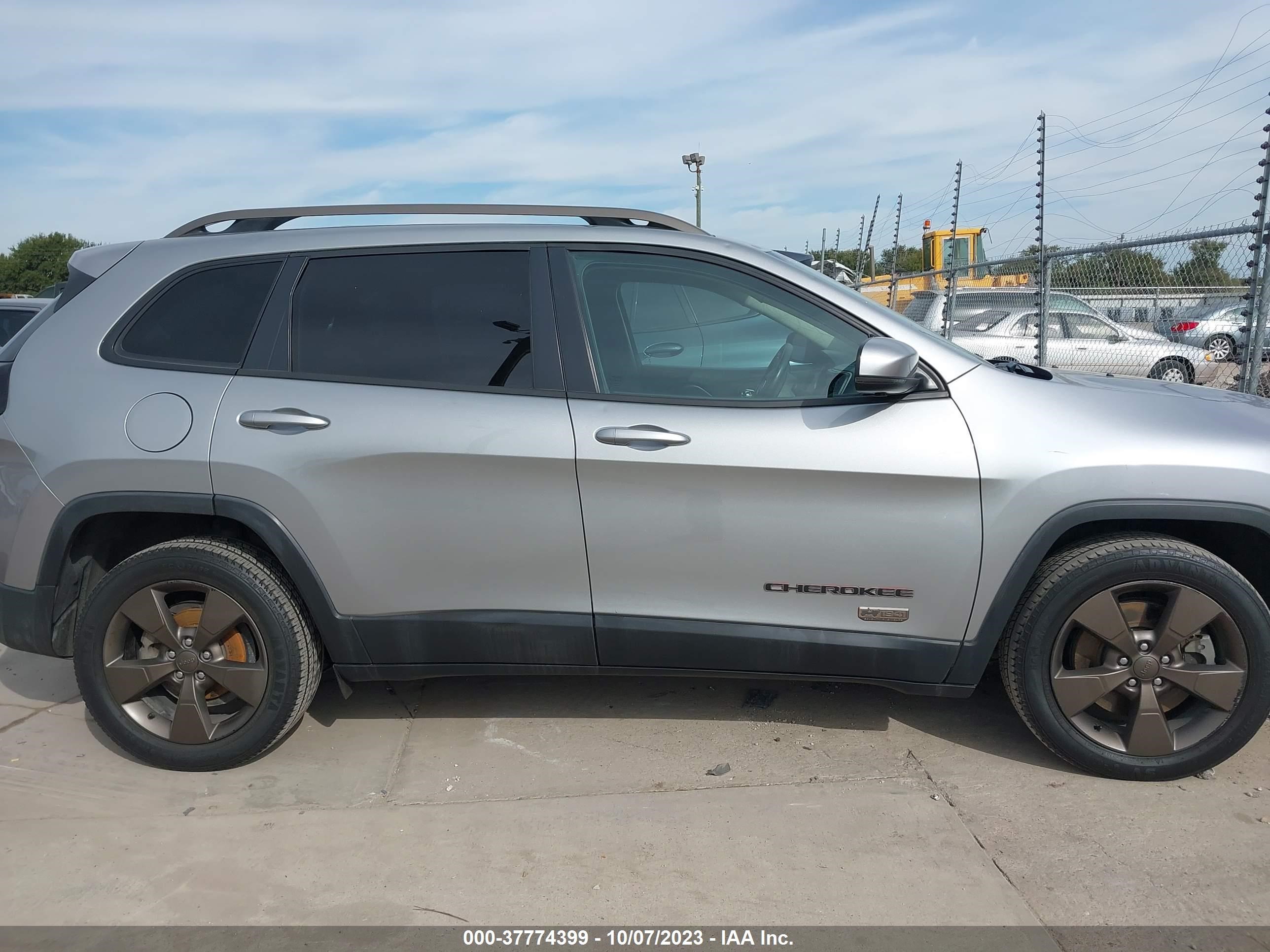 Photo 12 VIN: 1C4PJLCB0GW287566 - JEEP CHEROKEE 