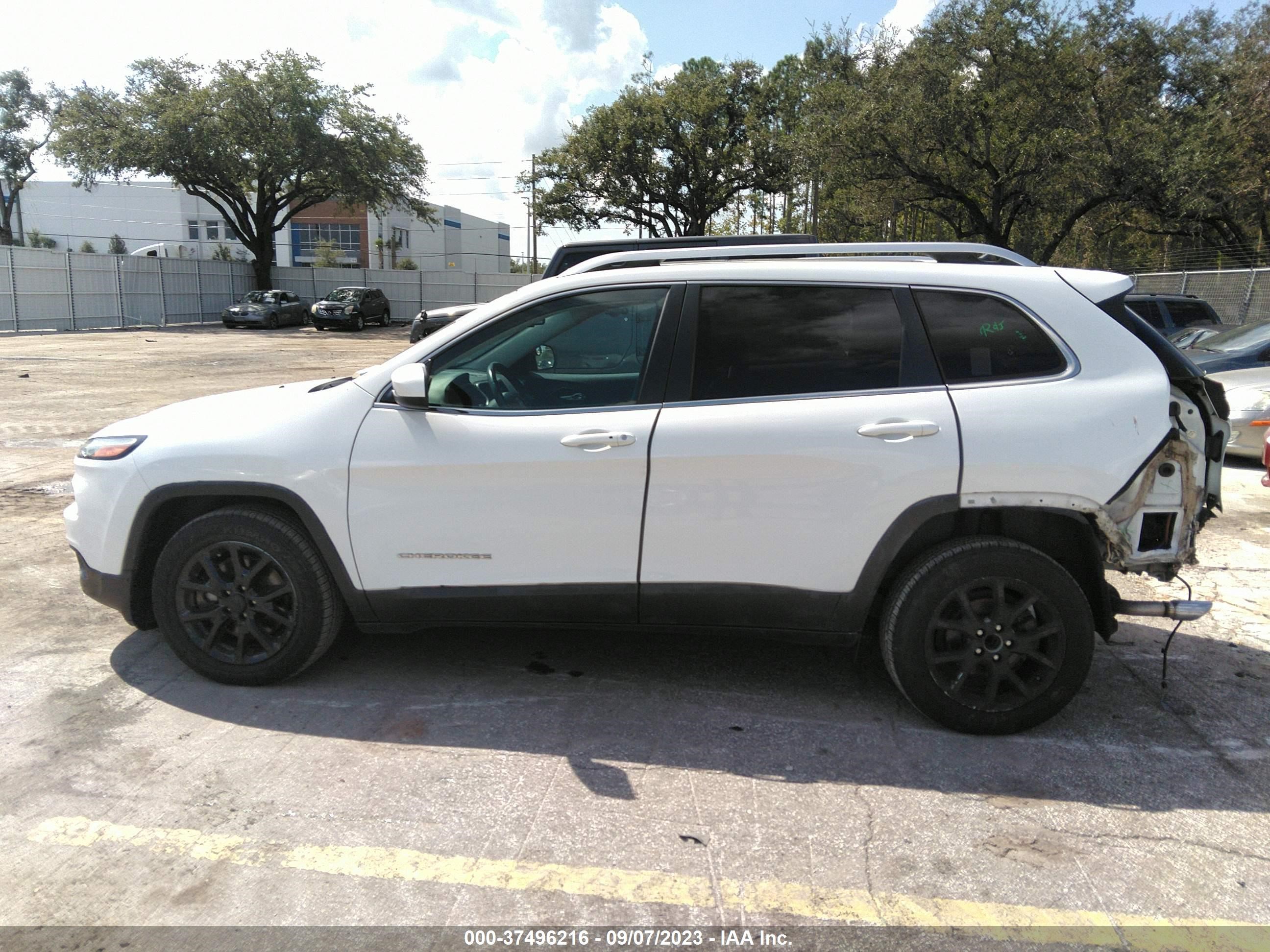 Photo 13 VIN: 1C4PJLCB1FW759871 - JEEP CHEROKEE 