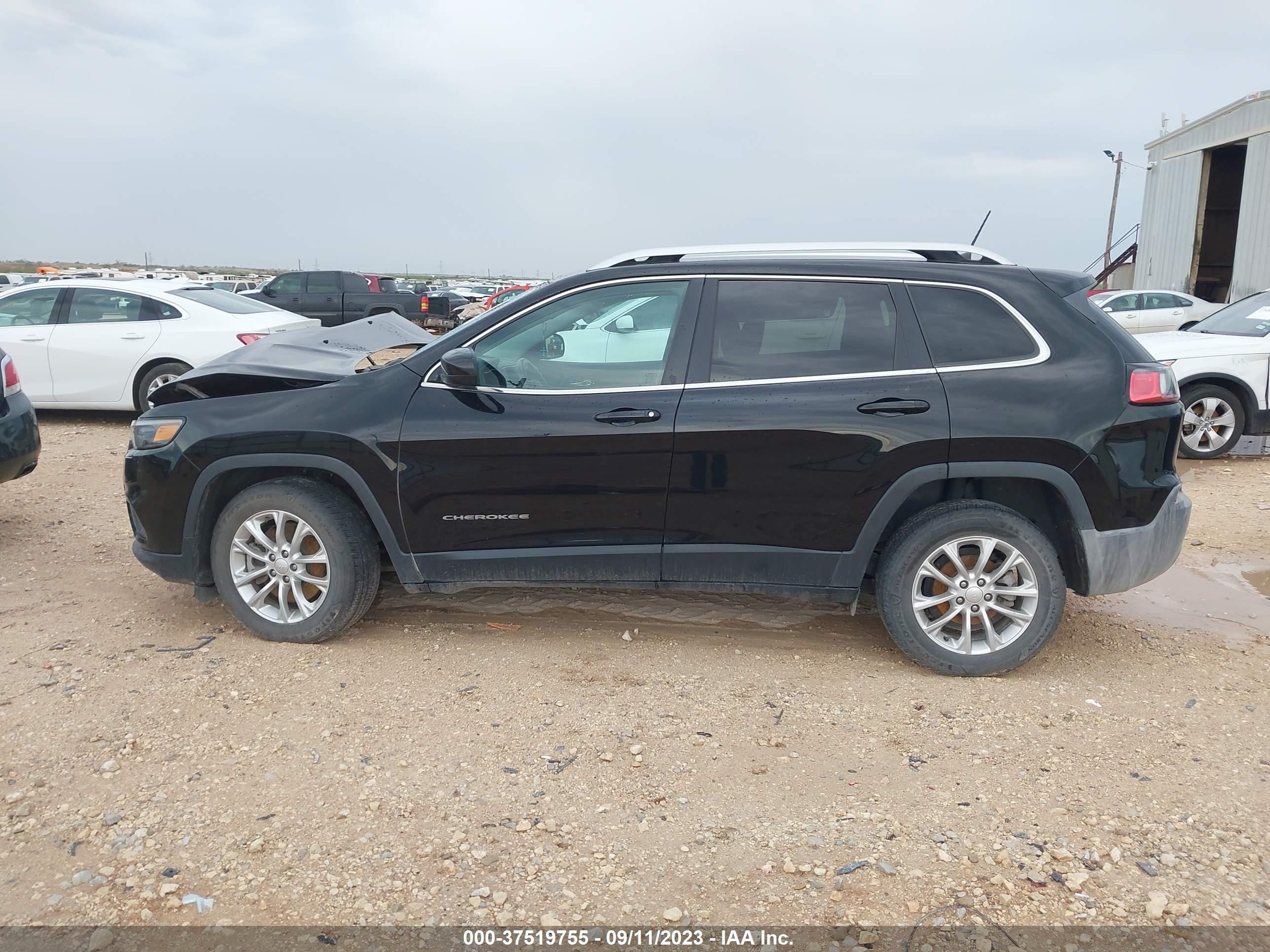 Photo 13 VIN: 1C4PJLCB2KD114314 - JEEP CHEROKEE 