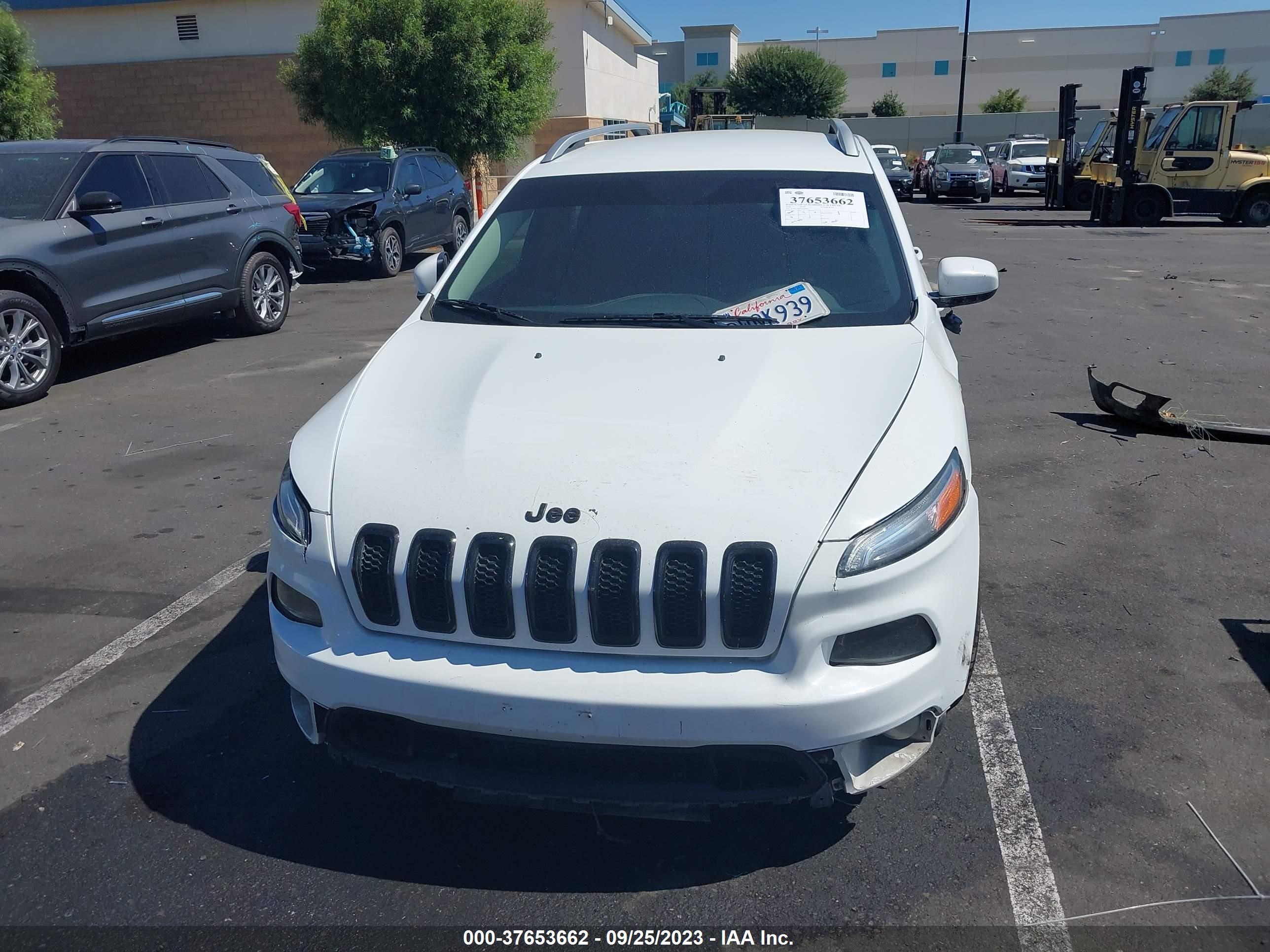 Photo 12 VIN: 1C4PJLCB3GW329485 - JEEP CHEROKEE 