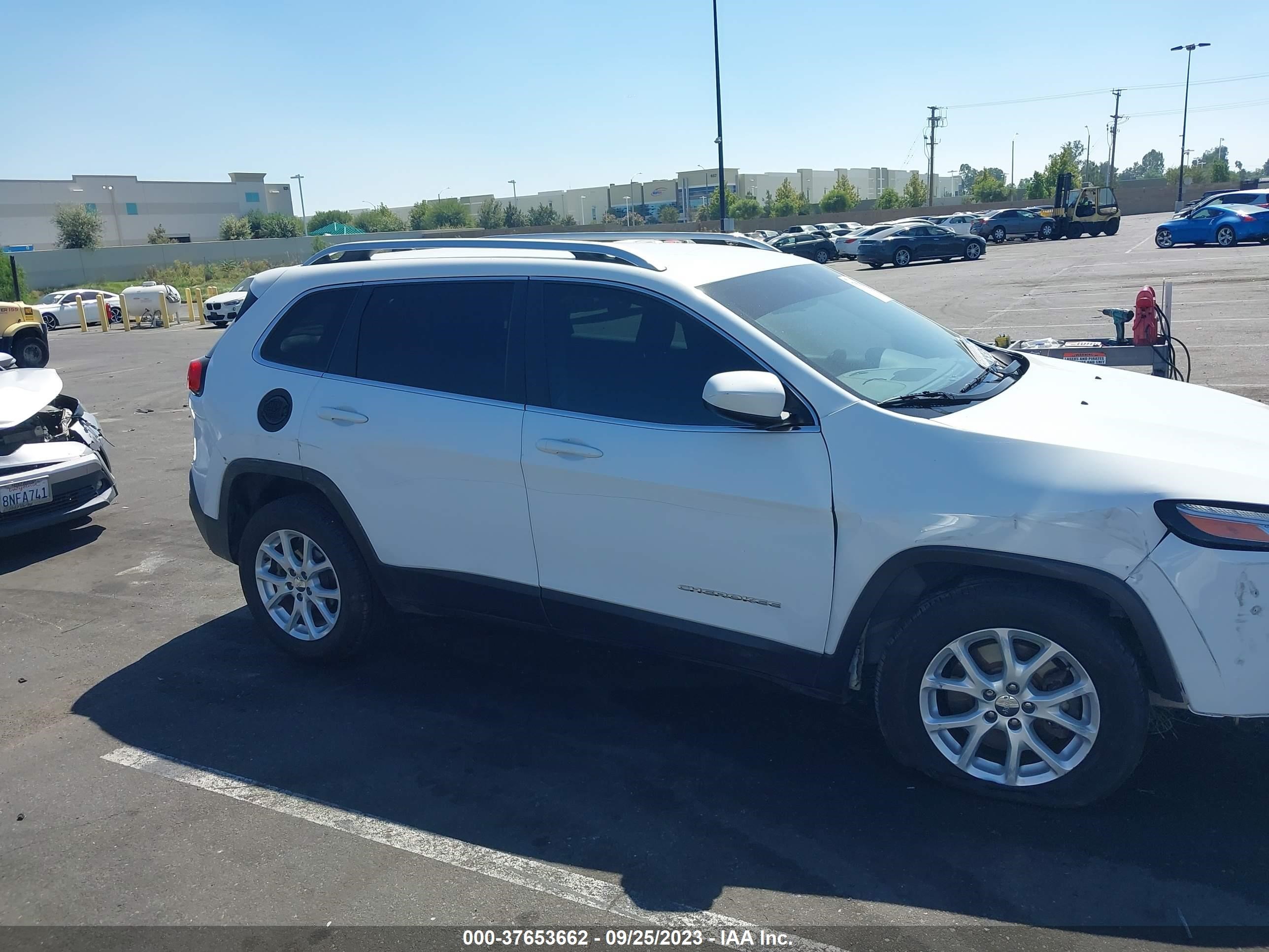 Photo 13 VIN: 1C4PJLCB3GW329485 - JEEP CHEROKEE 