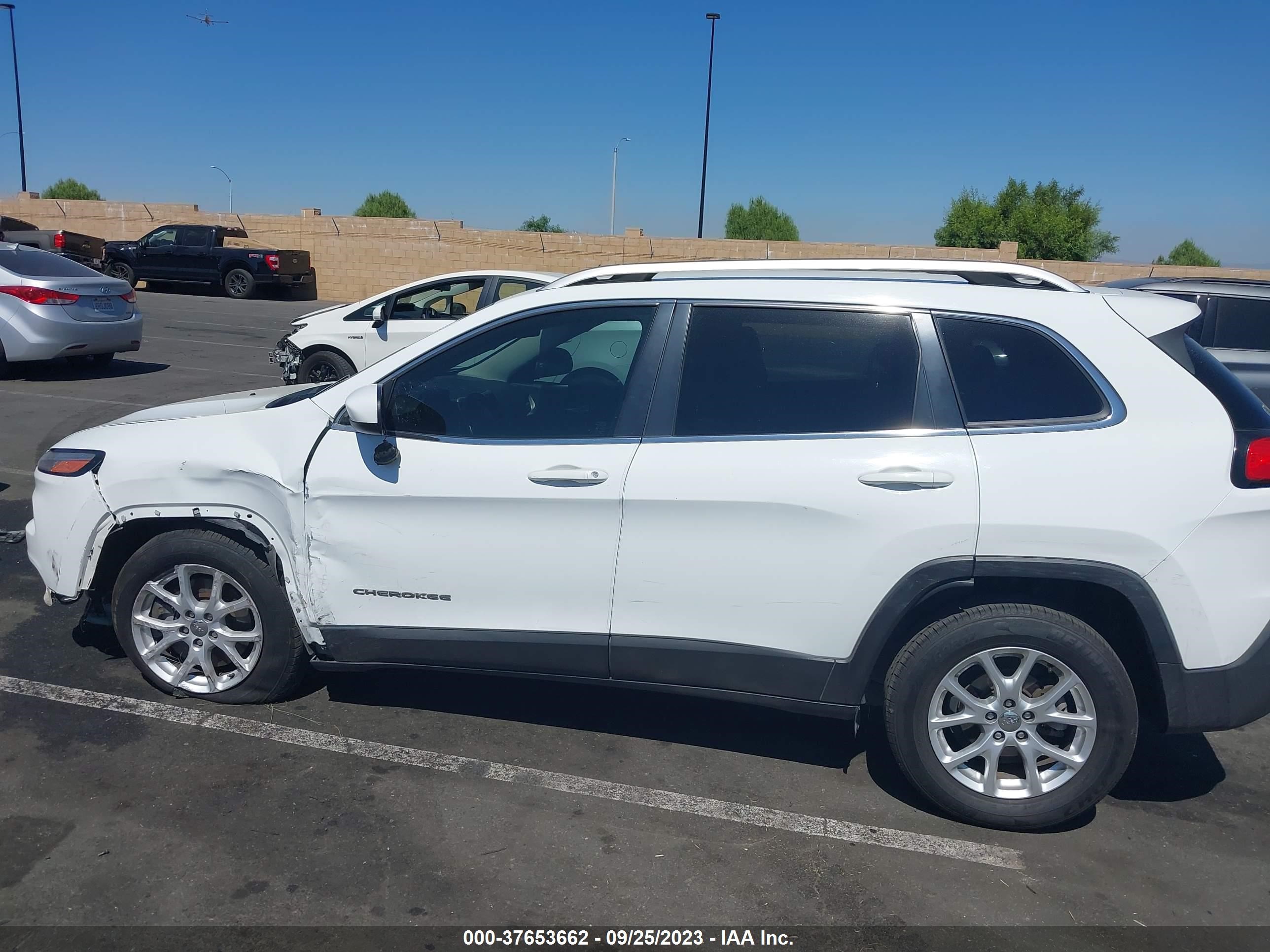 Photo 14 VIN: 1C4PJLCB3GW329485 - JEEP CHEROKEE 