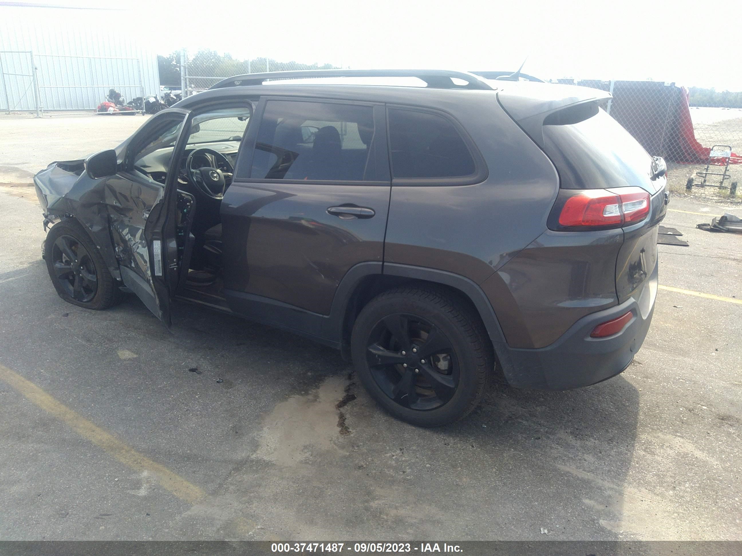 Photo 2 VIN: 1C4PJLCB4JD503311 - JEEP CHEROKEE 