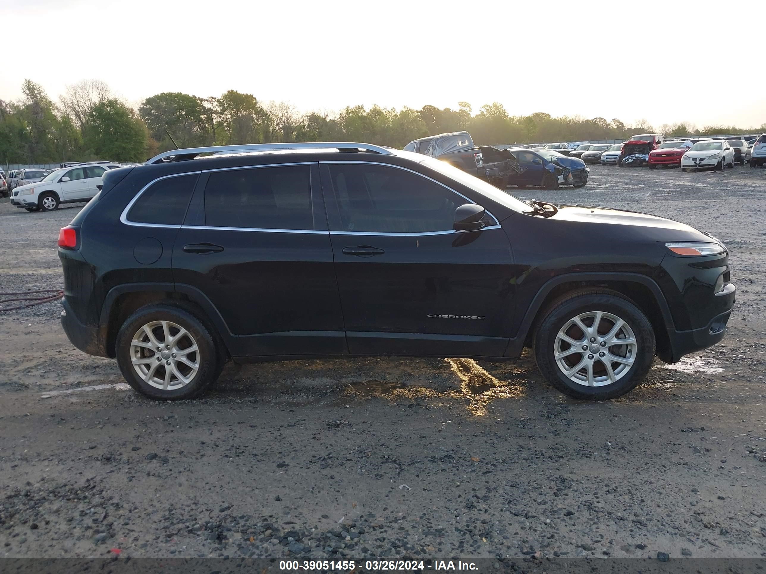 Photo 12 VIN: 1C4PJLCB5JD523440 - JEEP CHEROKEE 