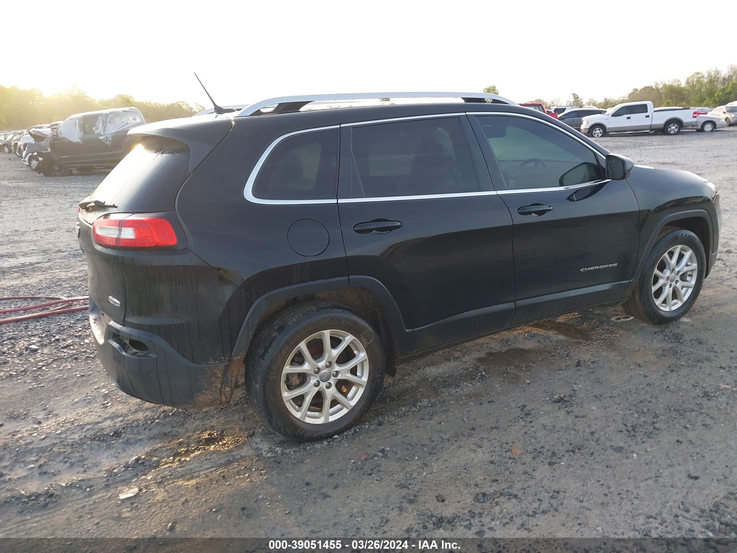 Photo 3 VIN: 1C4PJLCB5JD523440 - JEEP CHEROKEE 