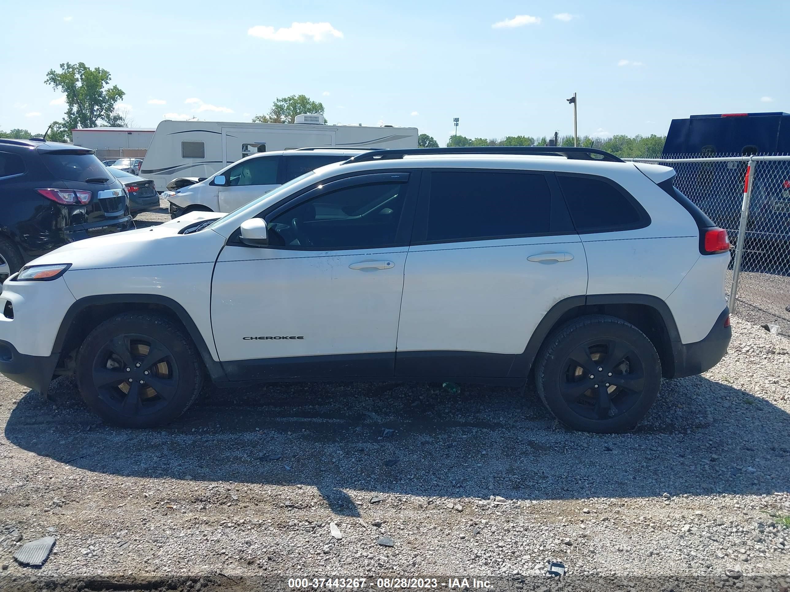 Photo 13 VIN: 1C4PJLCB7GW114000 - JEEP CHEROKEE 