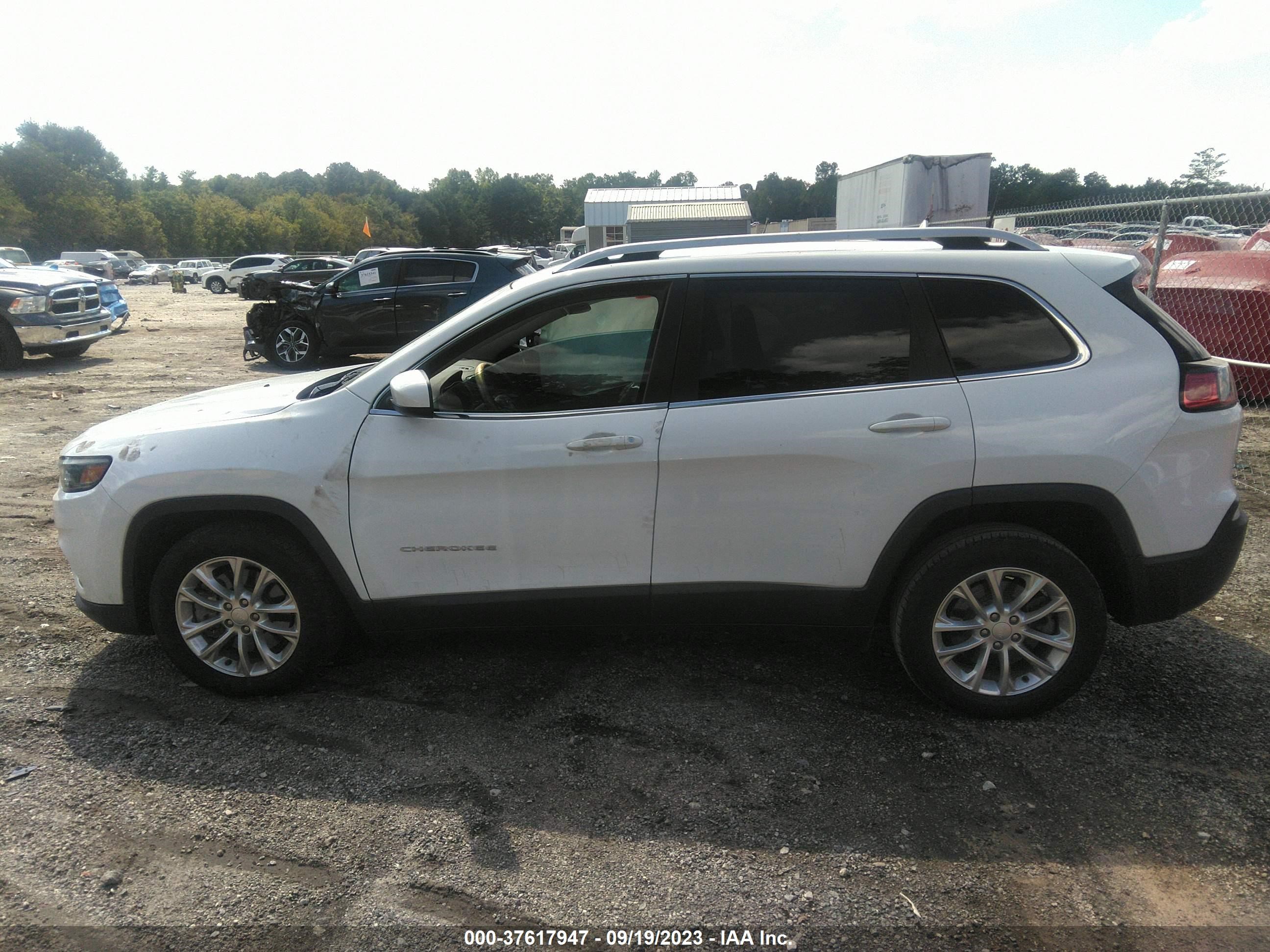 Photo 13 VIN: 1C4PJLCX1KD205814 - JEEP CHEROKEE 